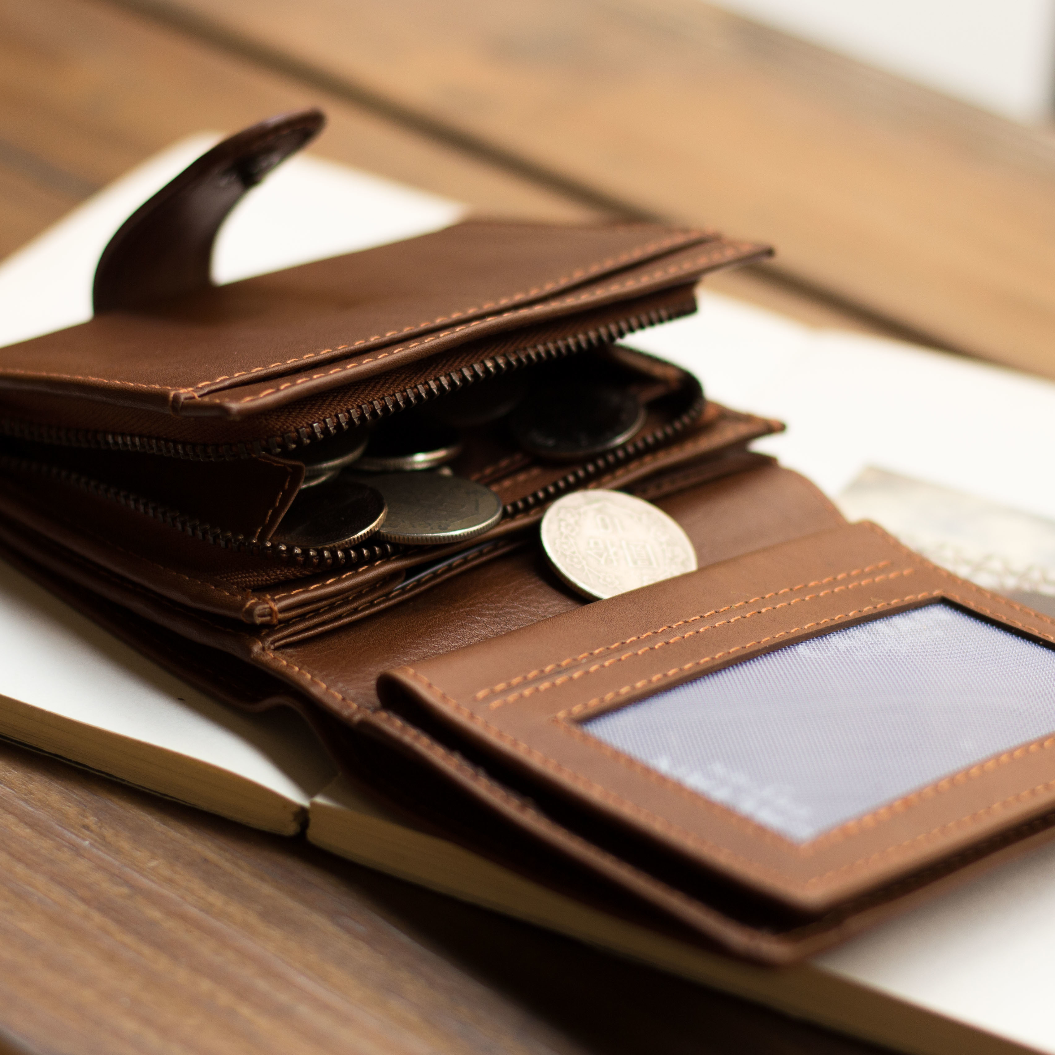 『新品上市』老爺有喜 睛漾真皮兩折多功能收納短夾(071848cd)