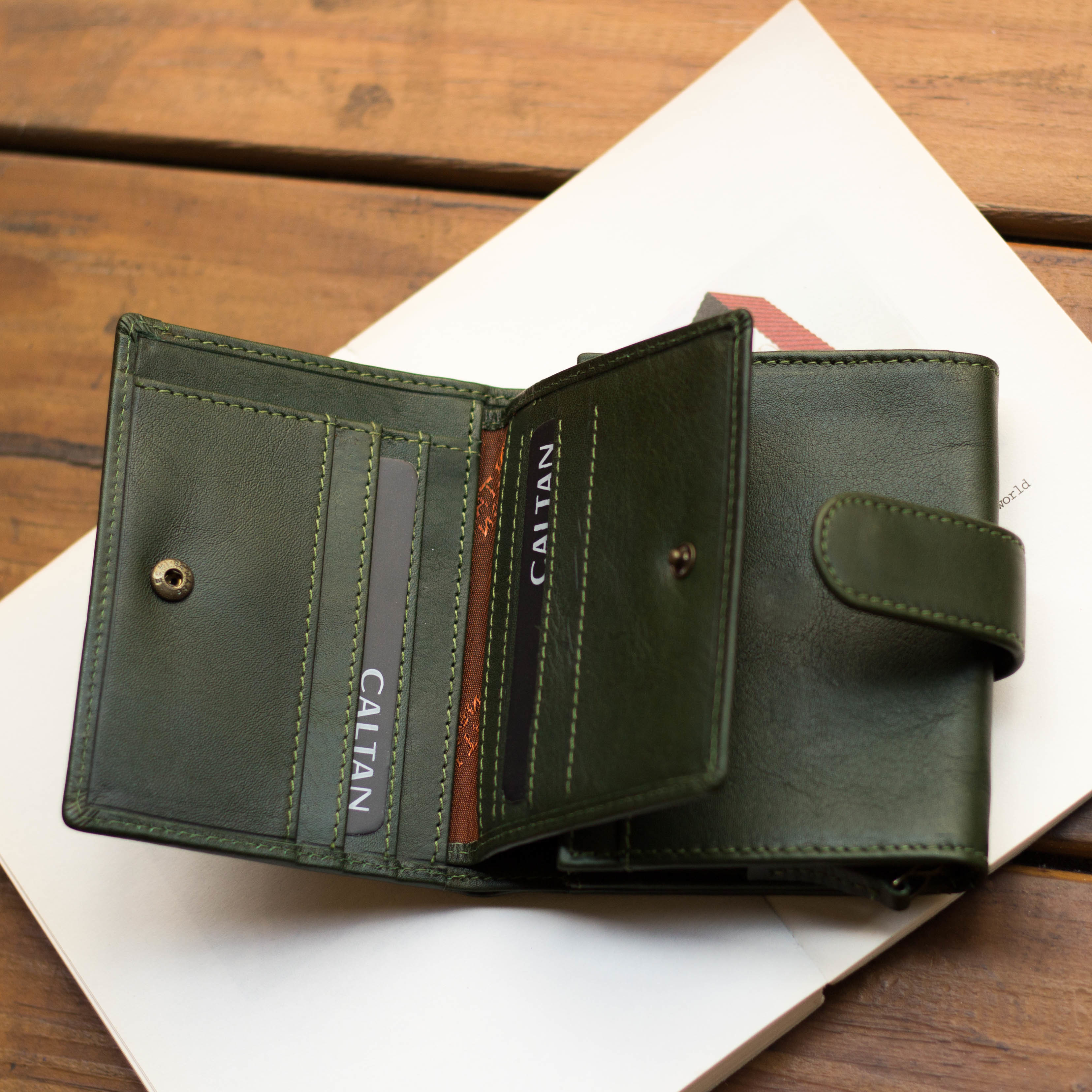 『新品上市』老爺有喜 睛漾真皮兩折多功能收納短夾(071848cd)