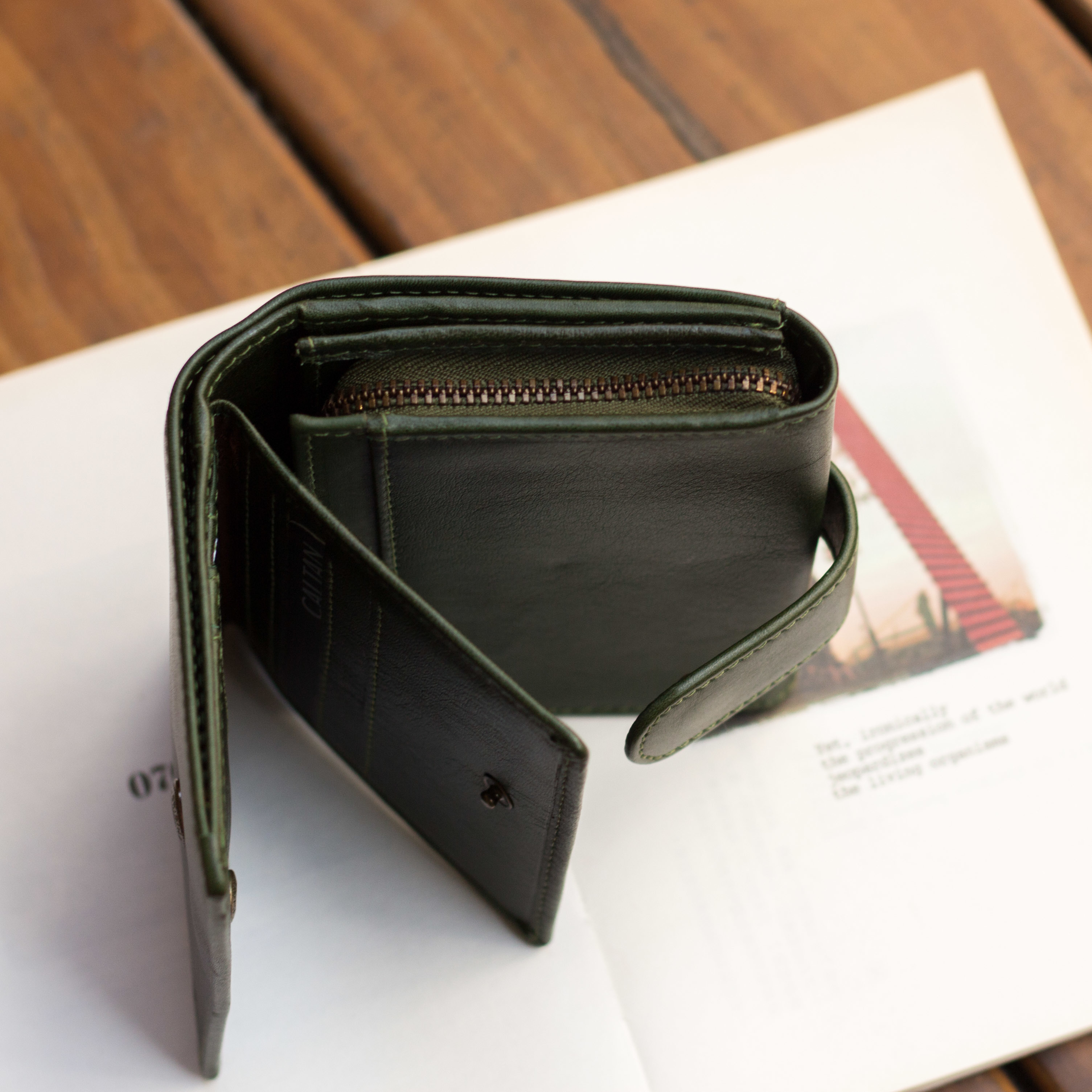 『新品上市』老爺有喜 睛漾真皮兩折多功能收納短夾(071848cd)