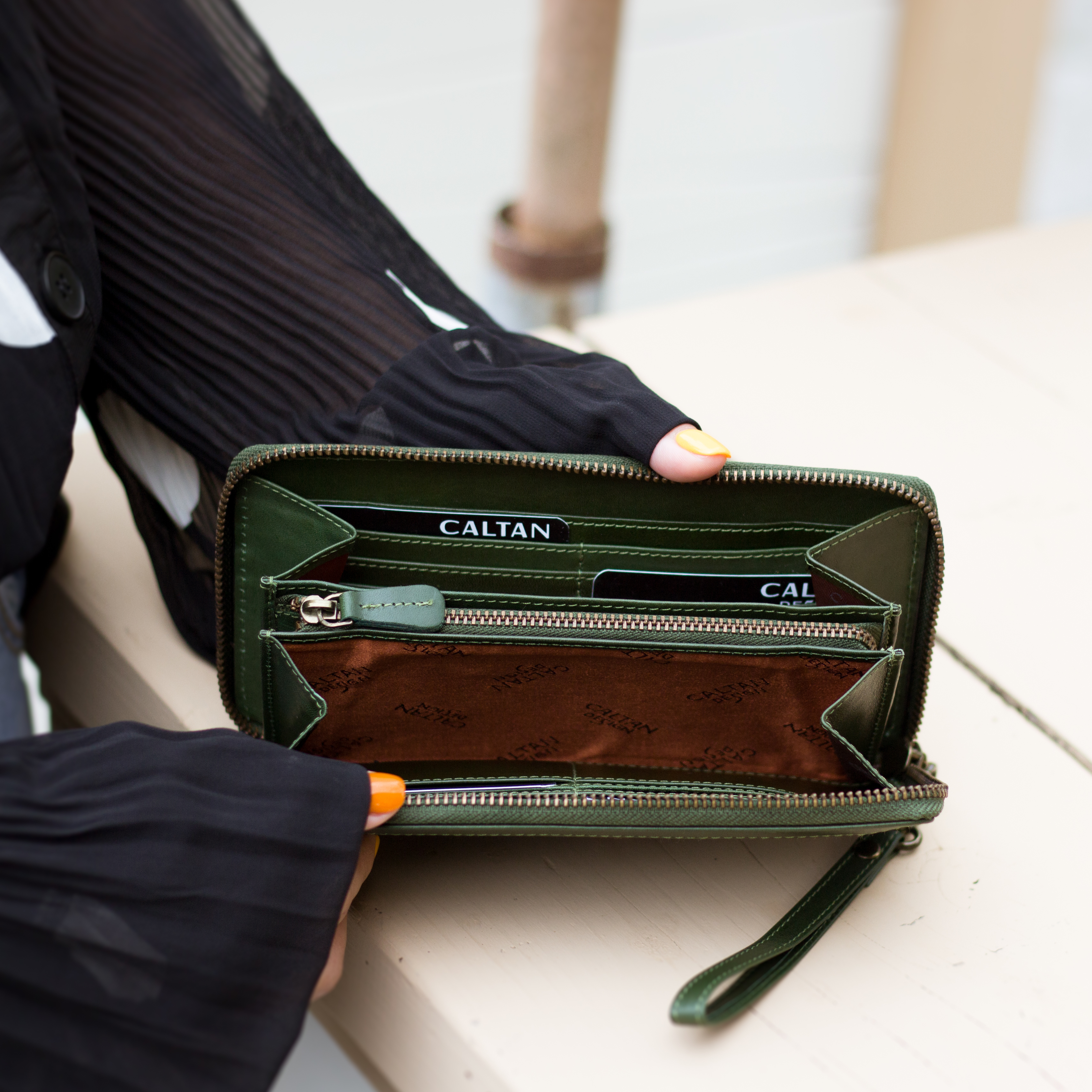 『新品上市』老爺有喜 真皮手掛式拼接風拉鍊兩用長夾(072621cd)