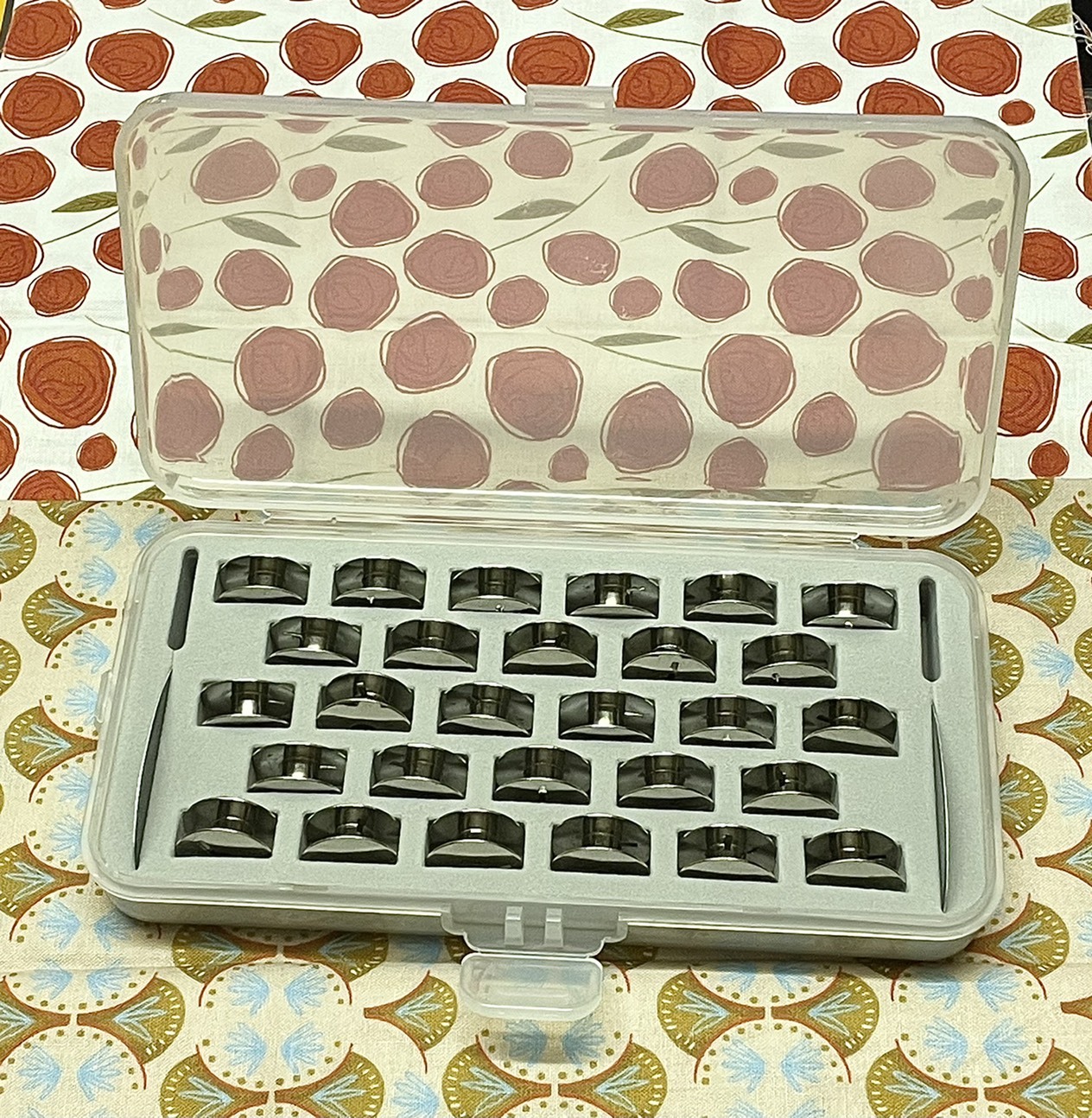 掀蓋扣合式A擋梭子盒 含(內含28顆仿工業車專用梭子.2片穿線片)