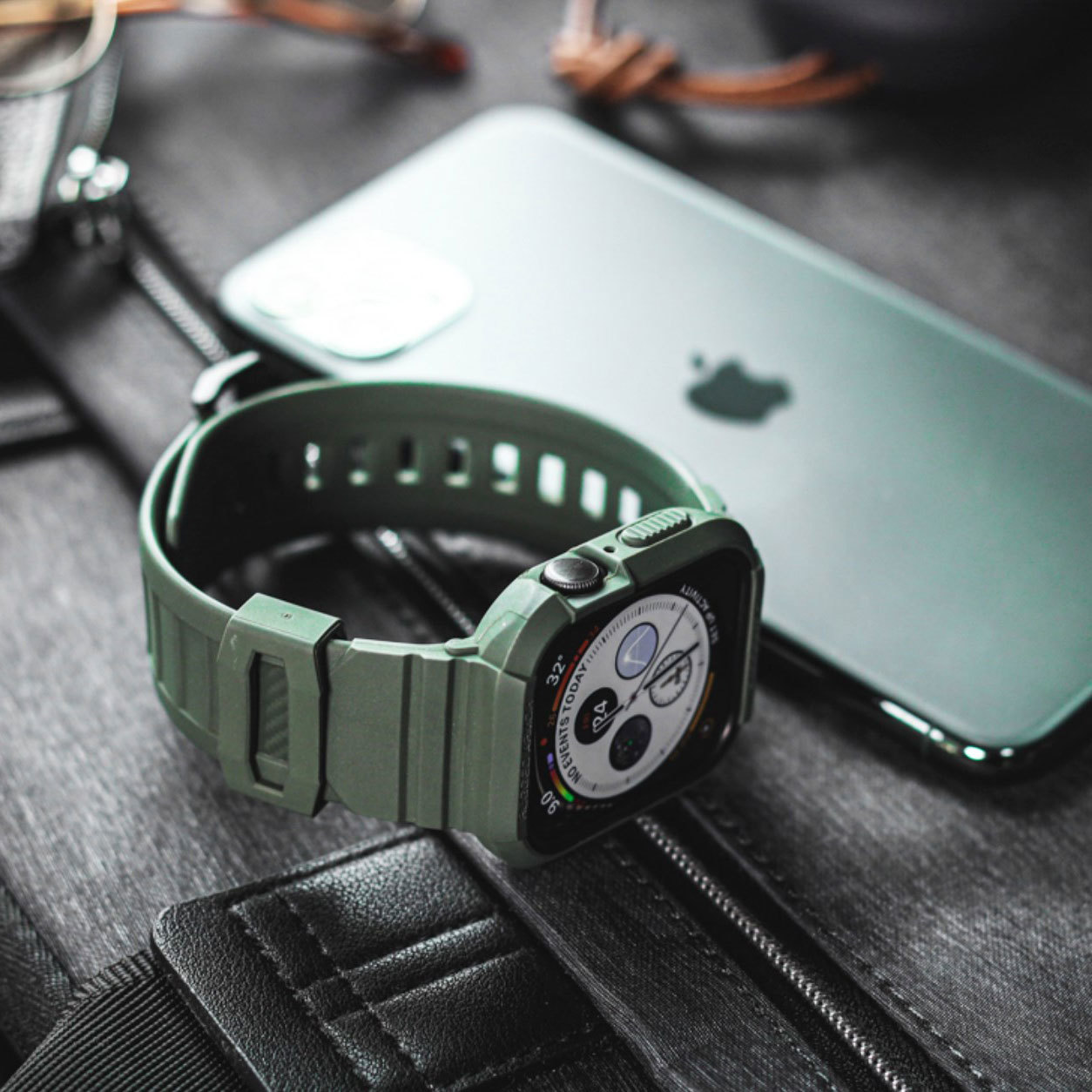 Spigen Apple Watch Series SE/6/5/4 (44mm) Rugged Armor Pro-防摔保護殼專業版(錶帶一體成型)