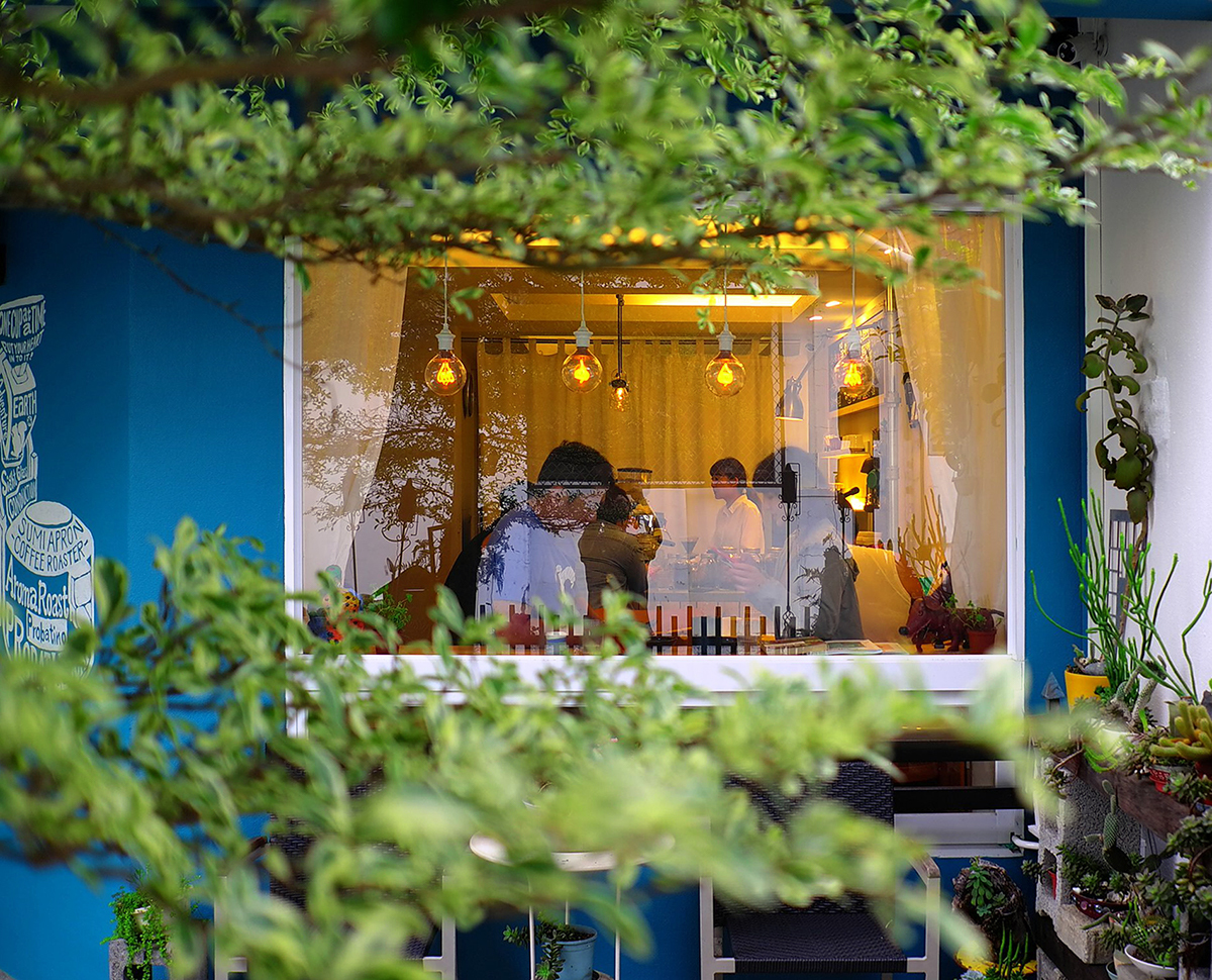 顧客在 Sumi Apron 咖啡店中享用咖啡。