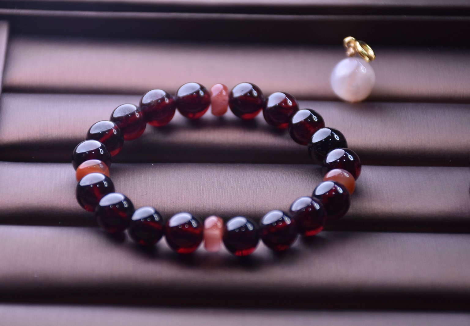 紅裝素裹丨小寒丨石榴石與南紅丨一月誕生石