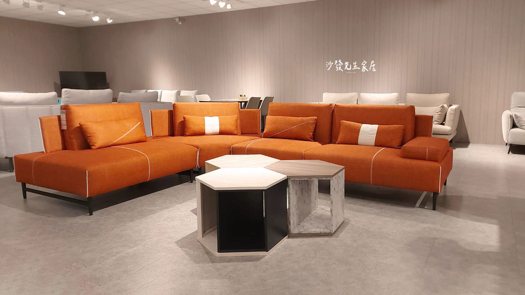 低背沙發不會遮擋住視線也讓空間看上去更加遼闊