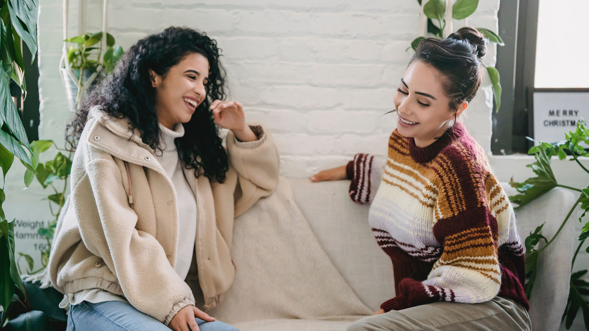 沙發上與家人聊天，聯繫情感