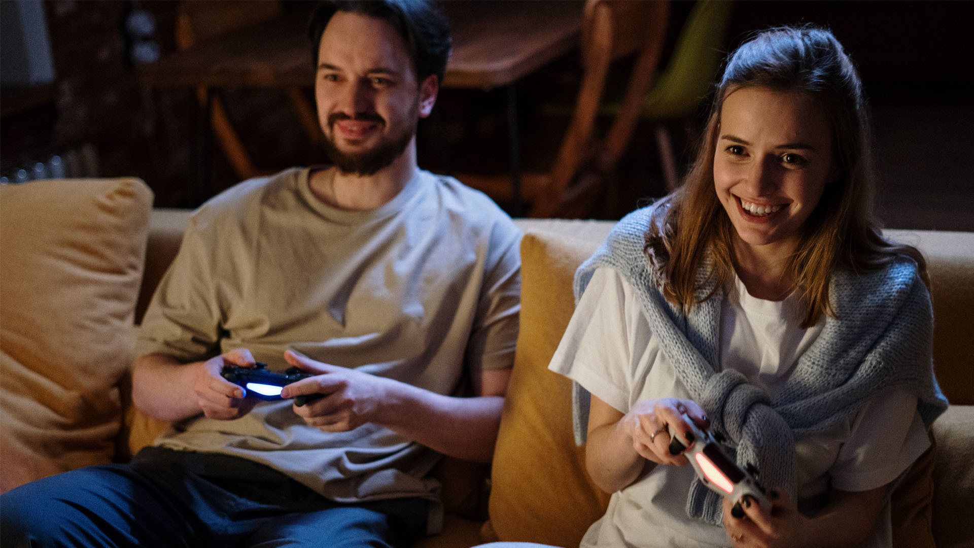 趕快下載個遊戲讓你窩在沙發上也能與全世界的人一起開心地玩樂喔！