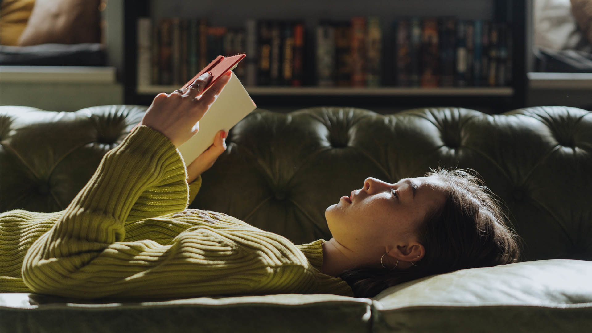 當你的思考完全地沉浸在書中，一抬頭你會發現天色也暗了！