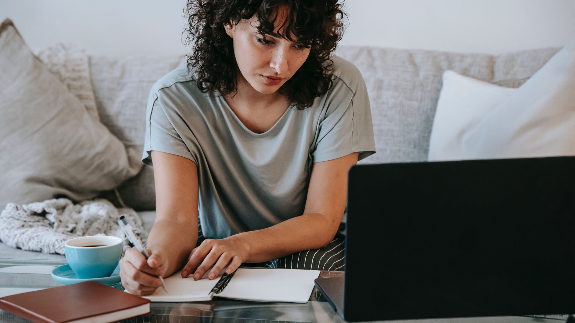 透過線上課程進行學習，讓自己擁有更多加分項目，創造自己的價值。