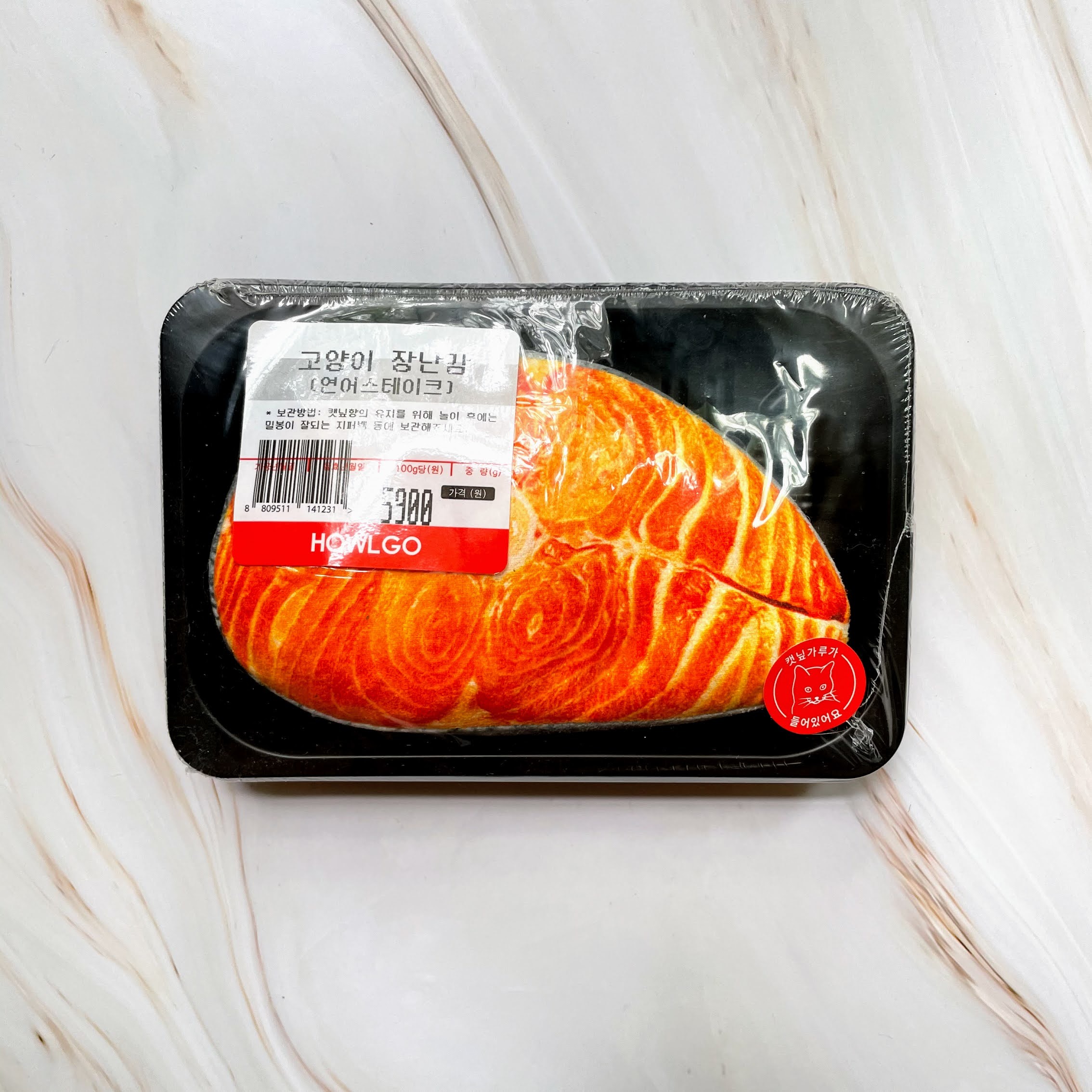 鮭魚排與鮭魚尾玩具