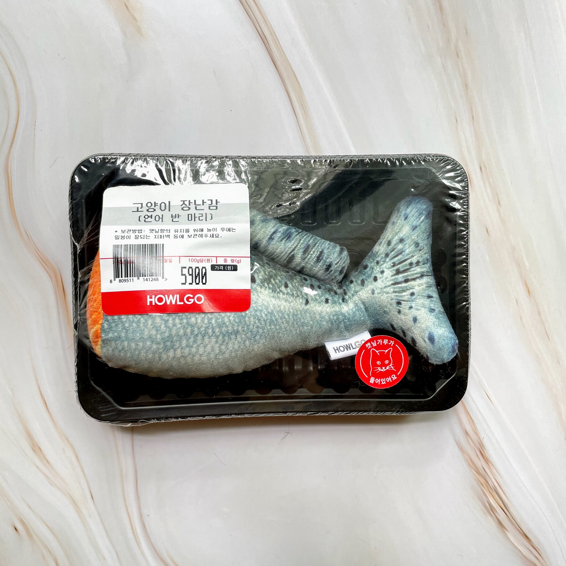 鮭魚排與鮭魚尾玩具