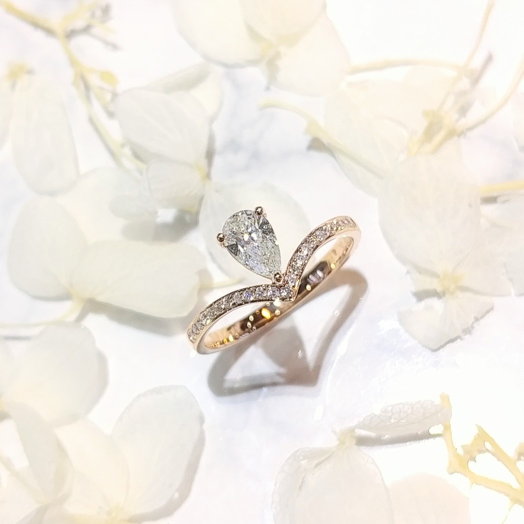 全新18K玫瑰金【單粒45份梨形鑽石】配小鑽共54份鑽石戒指