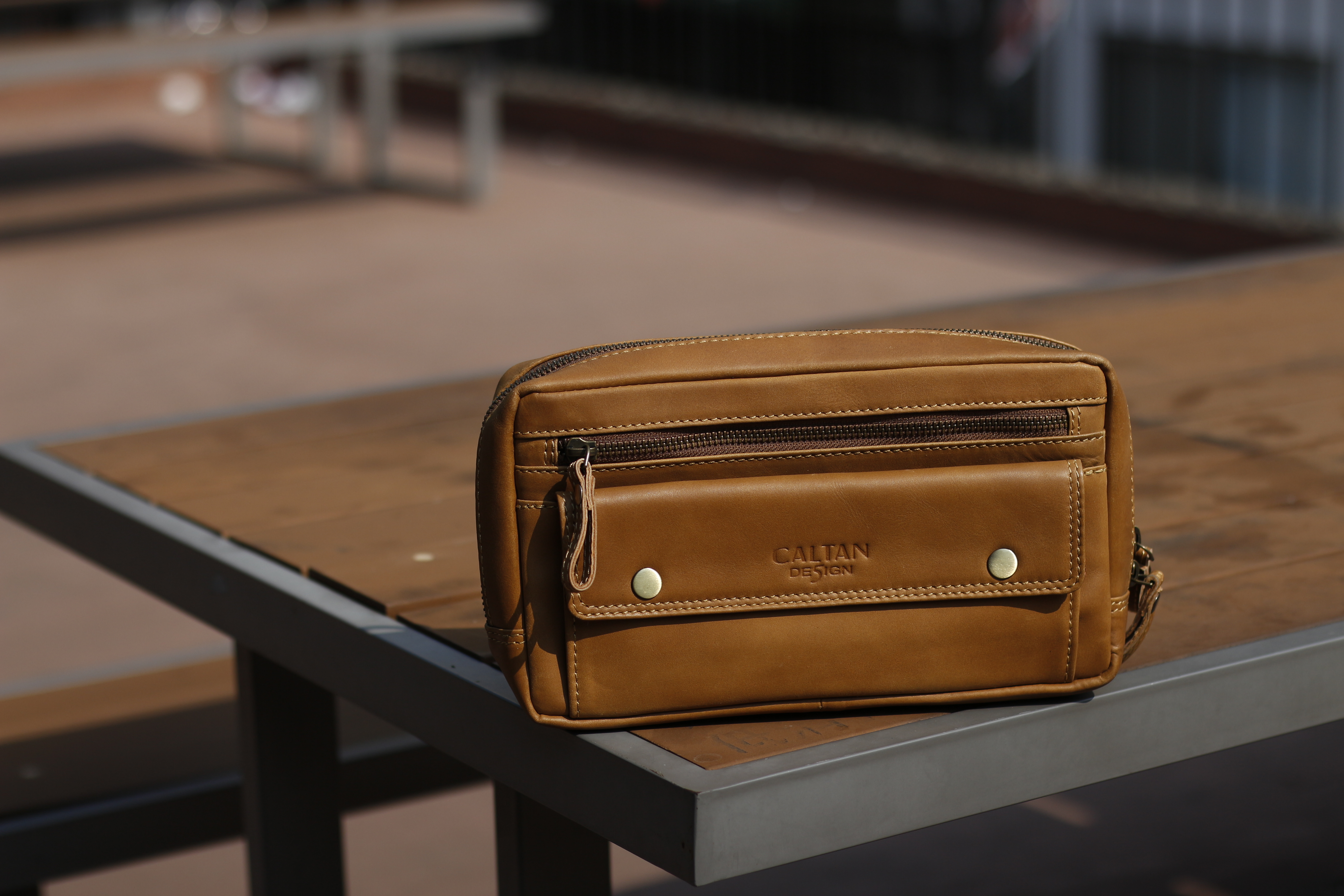 CALTAN 中性側背包 咖啡色 在桌上