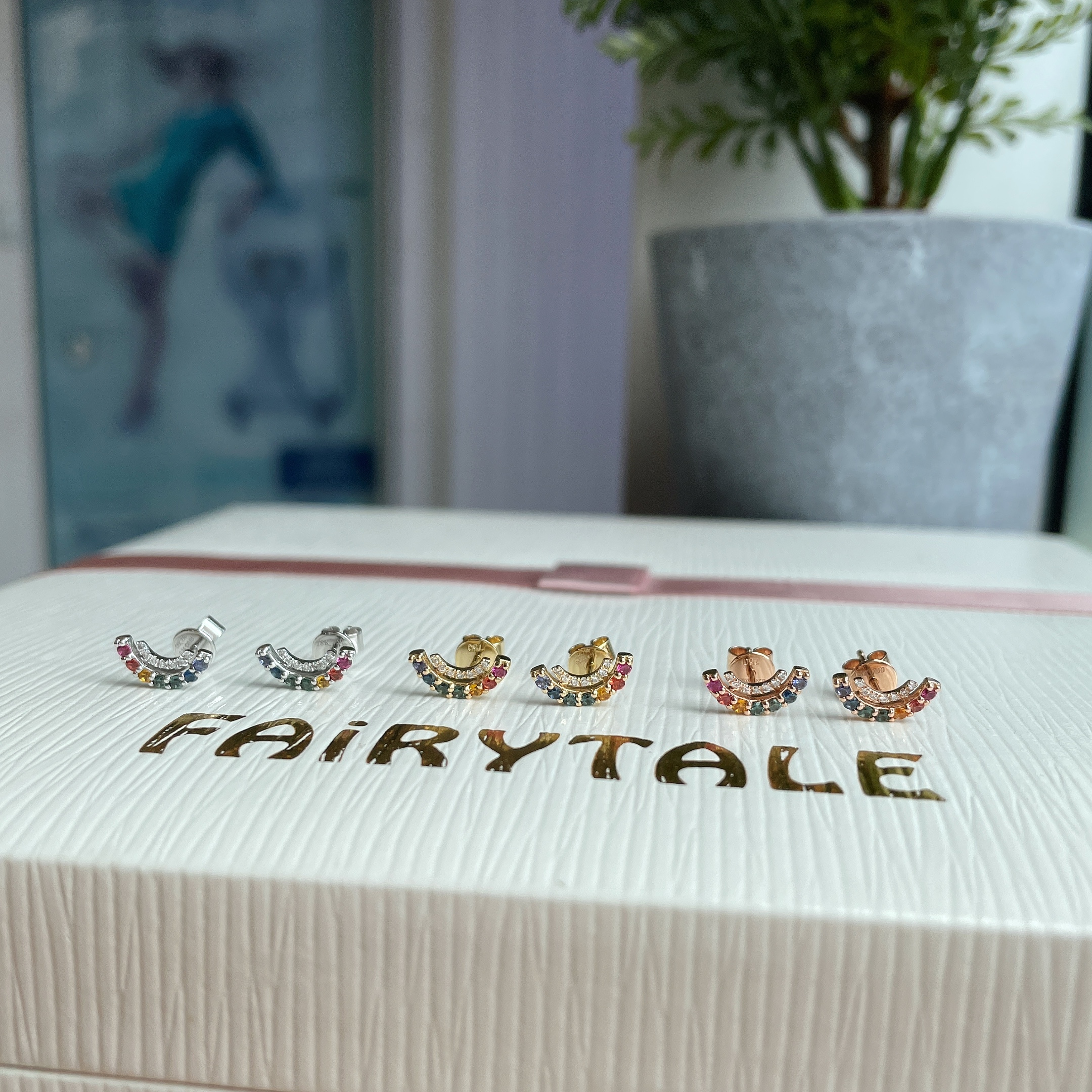 18K金彩虹藍寶石鑽石耳釘-微笑