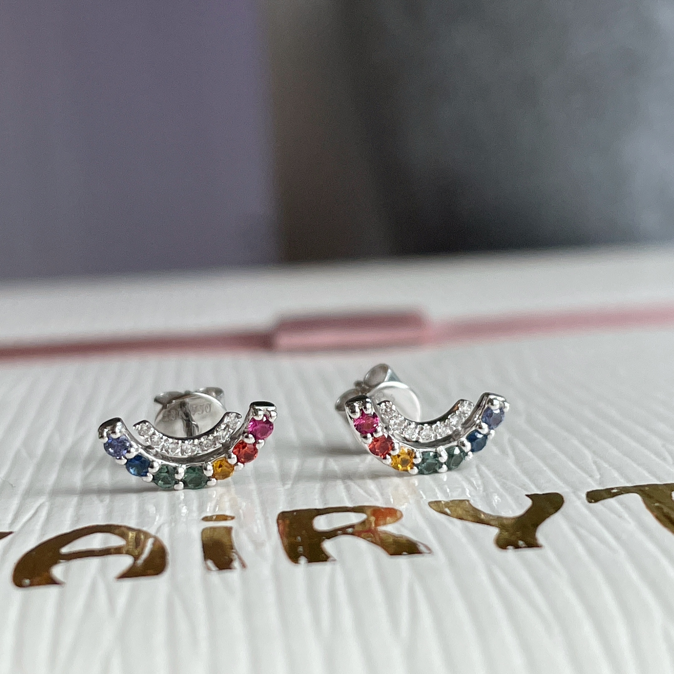 18K金彩虹藍寶石鑽石耳釘-微笑