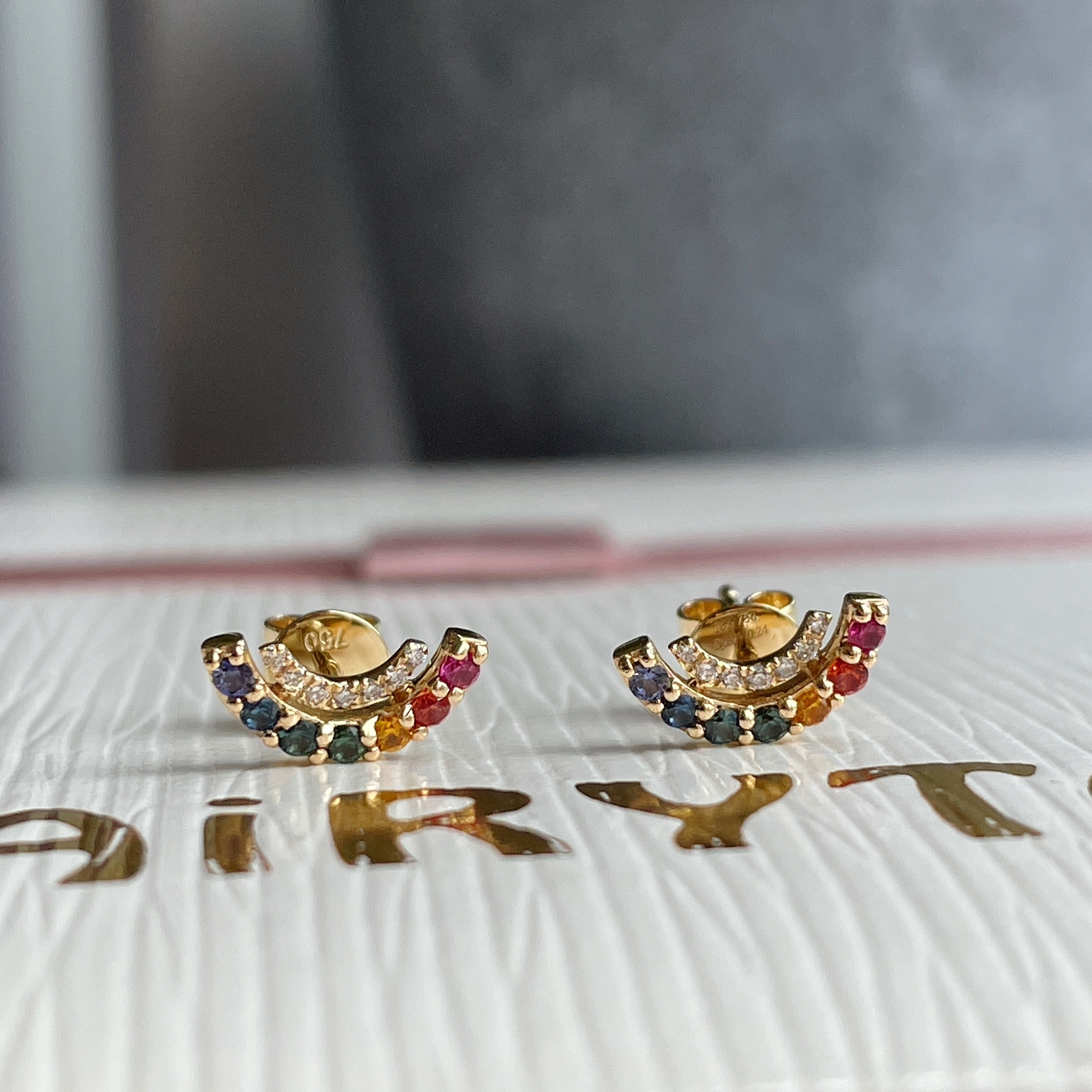 18K金彩虹藍寶石鑽石耳釘-微笑