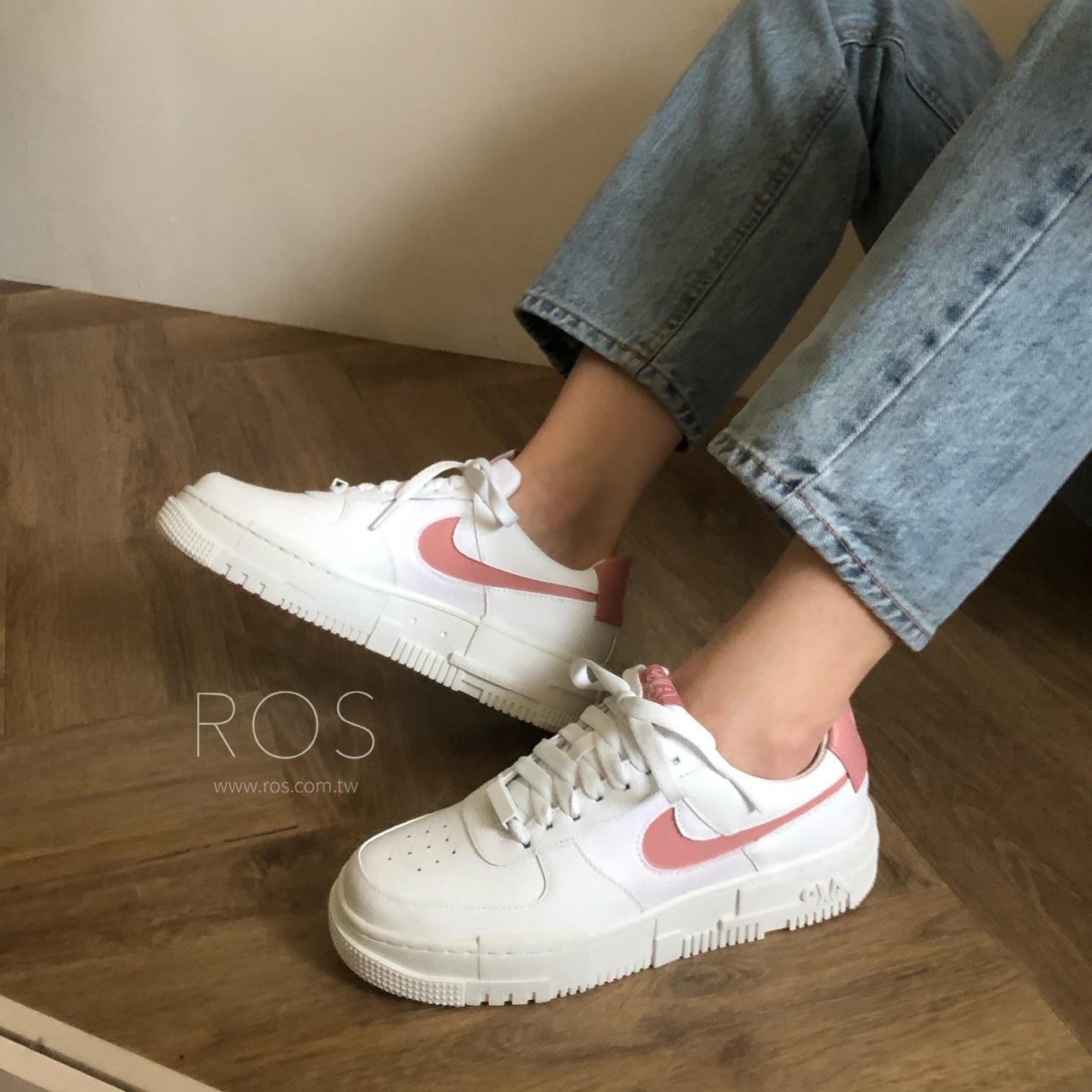 Nike WMNS Air Force 1 PIXEL 解構粉勾