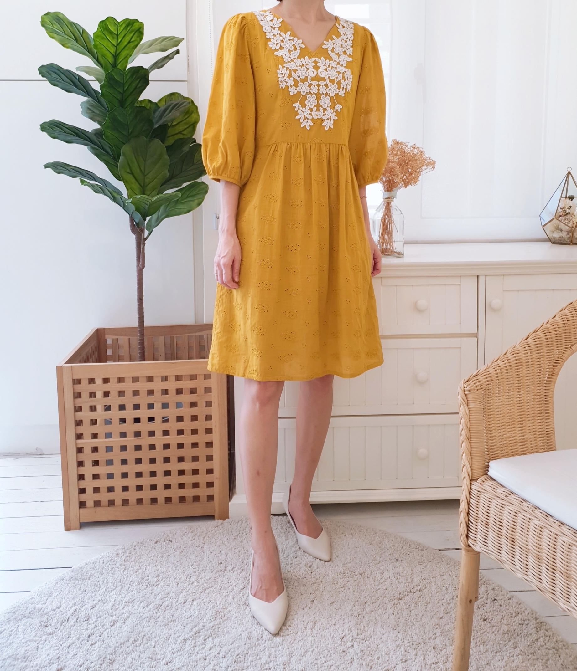 EMBROIDERY DETAILED SHORT DRESS