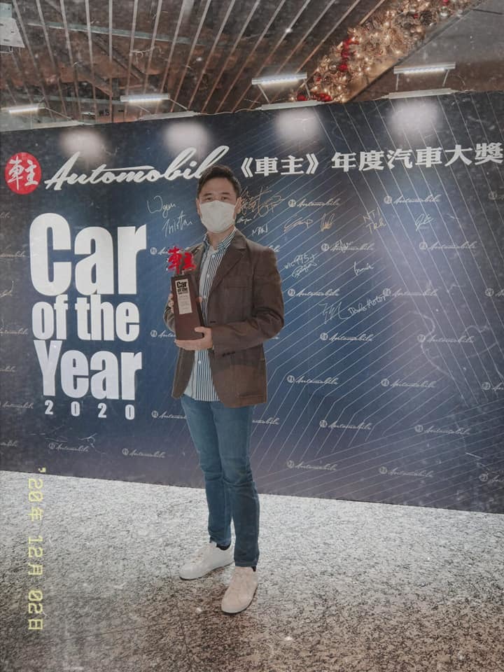 advan technology international director john chan receives award at car of the year 2020 automobile magainze hong kong 車主 年度