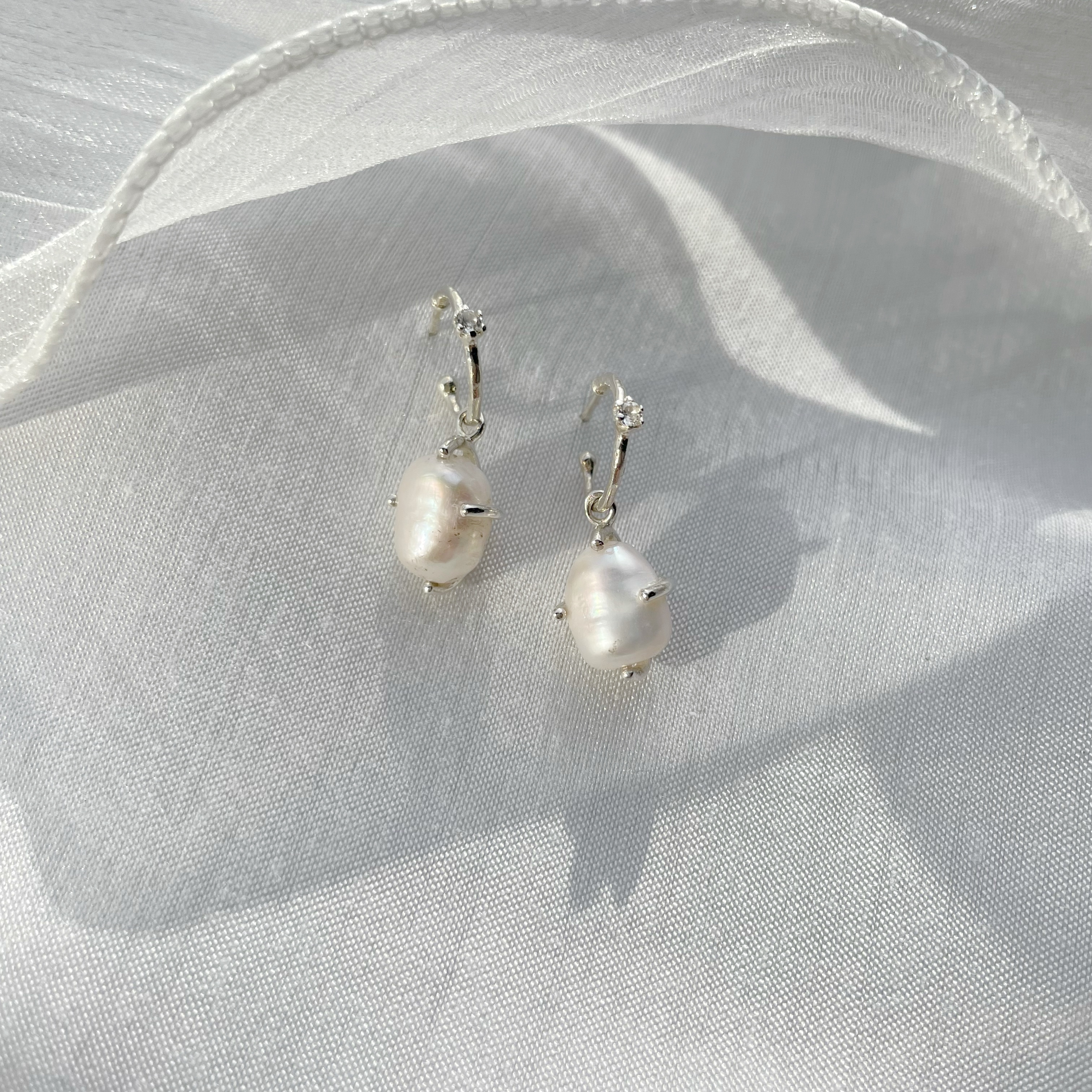 爪鑲巴洛克珍珠半圈式耳環