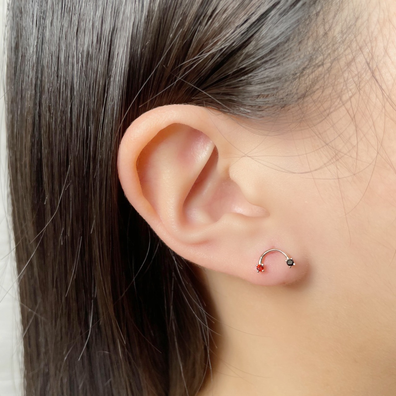 小微笑石榴黑尖晶轉珠耳環