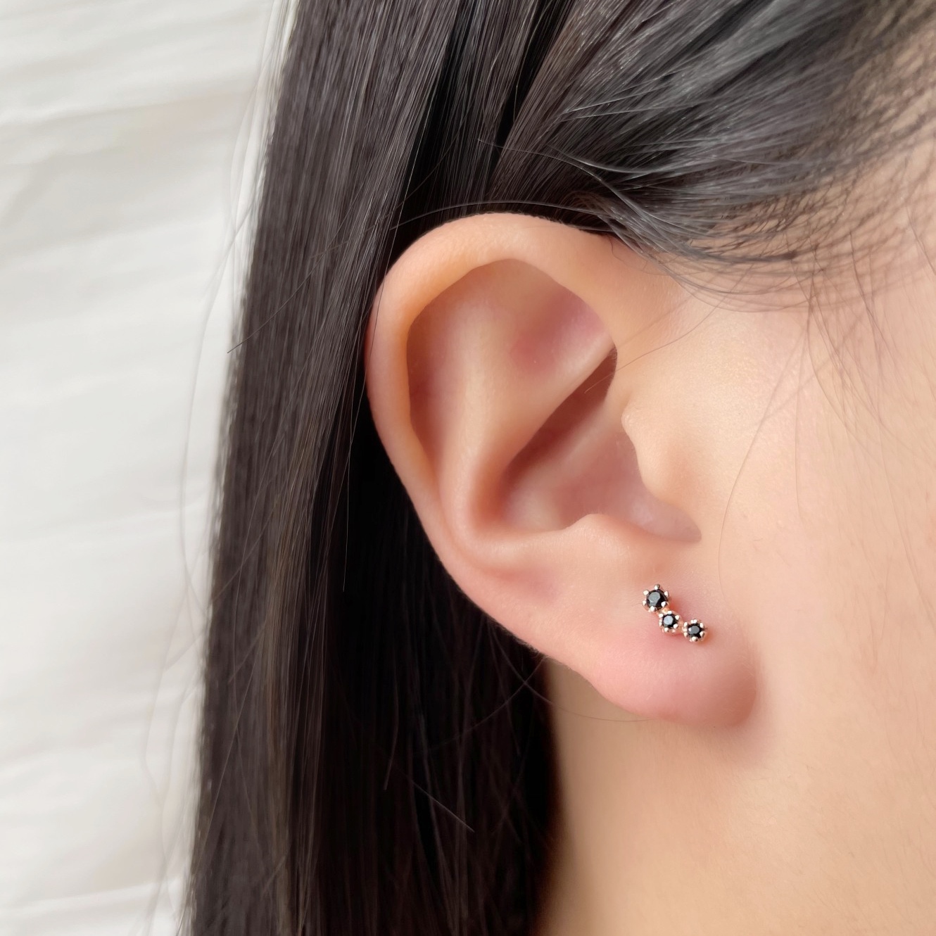 小花彎彎黑尖晶轉珠耳環