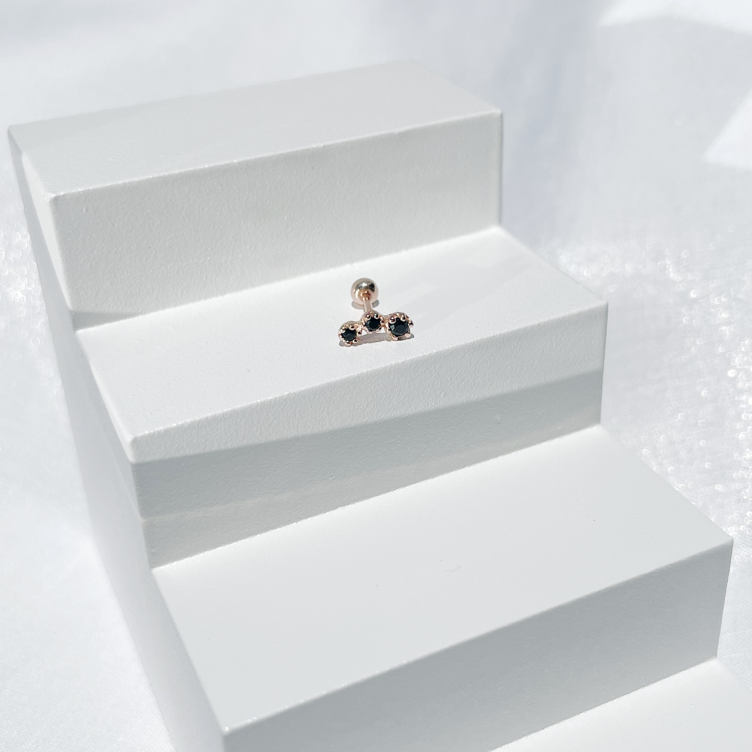 小花彎彎黑尖晶轉珠耳環