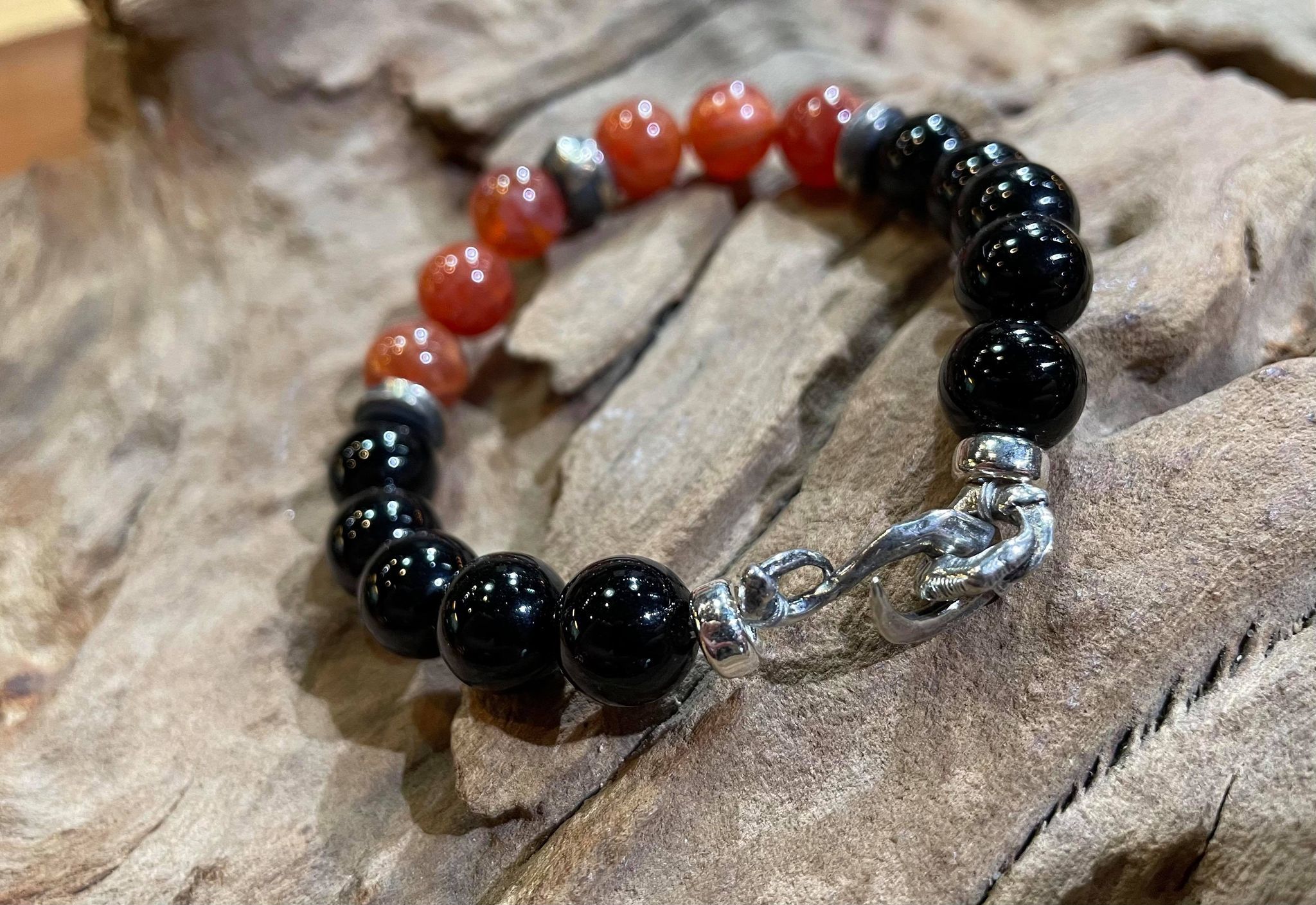 Black Venom Jewelry-10mm Black/Red Agate 黑紅瑪瑙串珠手鍊搭配閃電銀珠、鷹爪釦。