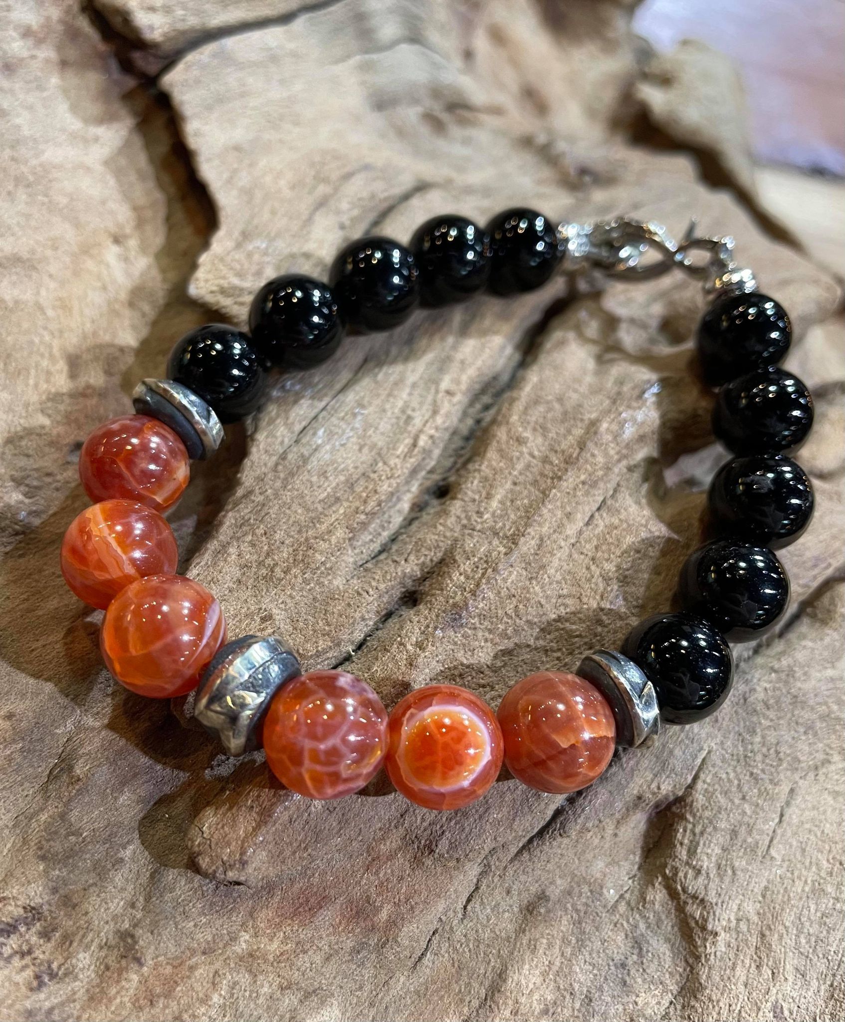 Black Venom Jewelry-10mm Black/Red Agate 黑紅瑪瑙串珠手鍊搭配閃電銀珠、鷹爪釦。