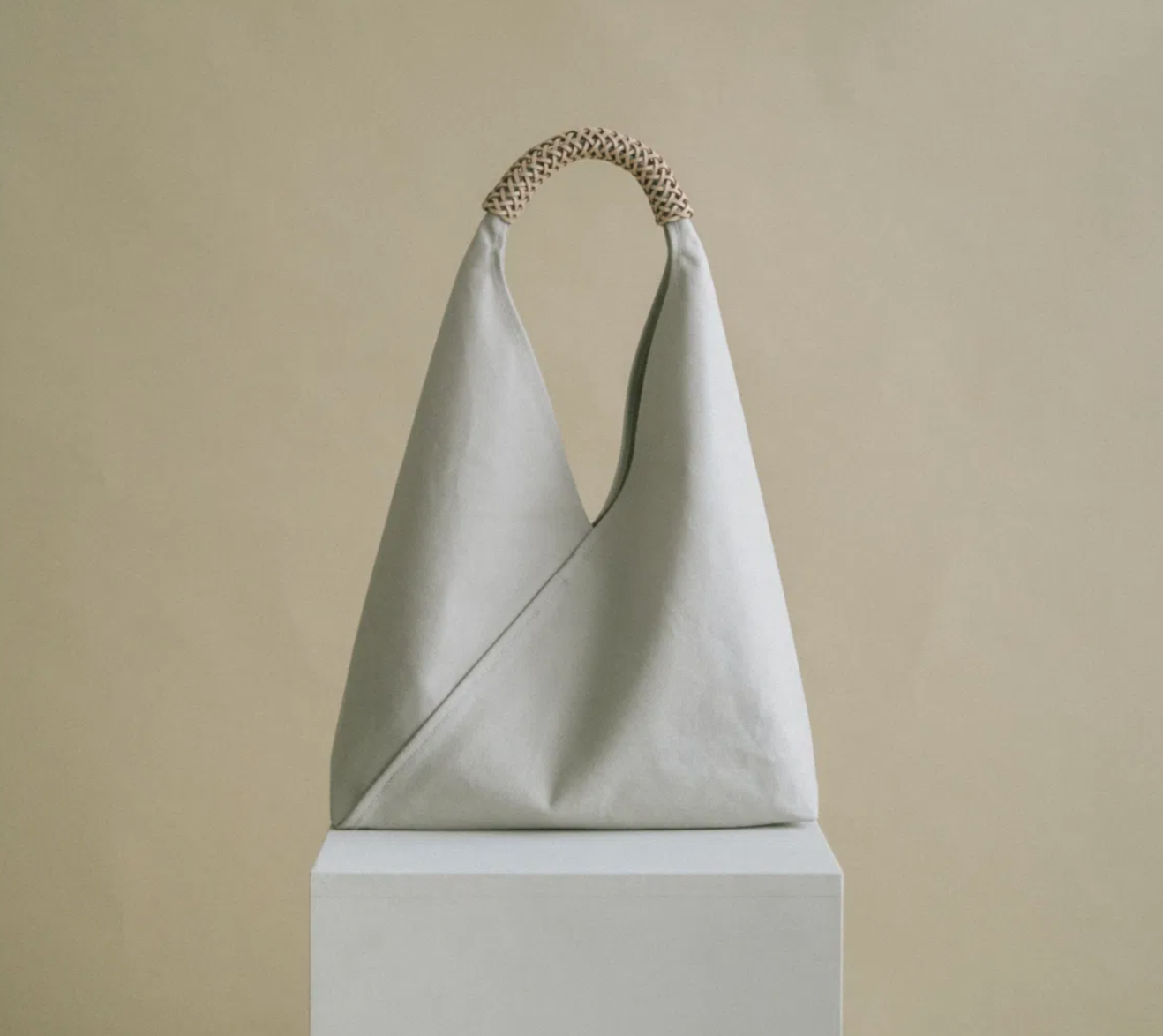 三角包皮革设计，CELINE 释出全新男款包袋 – NOWRE现客
