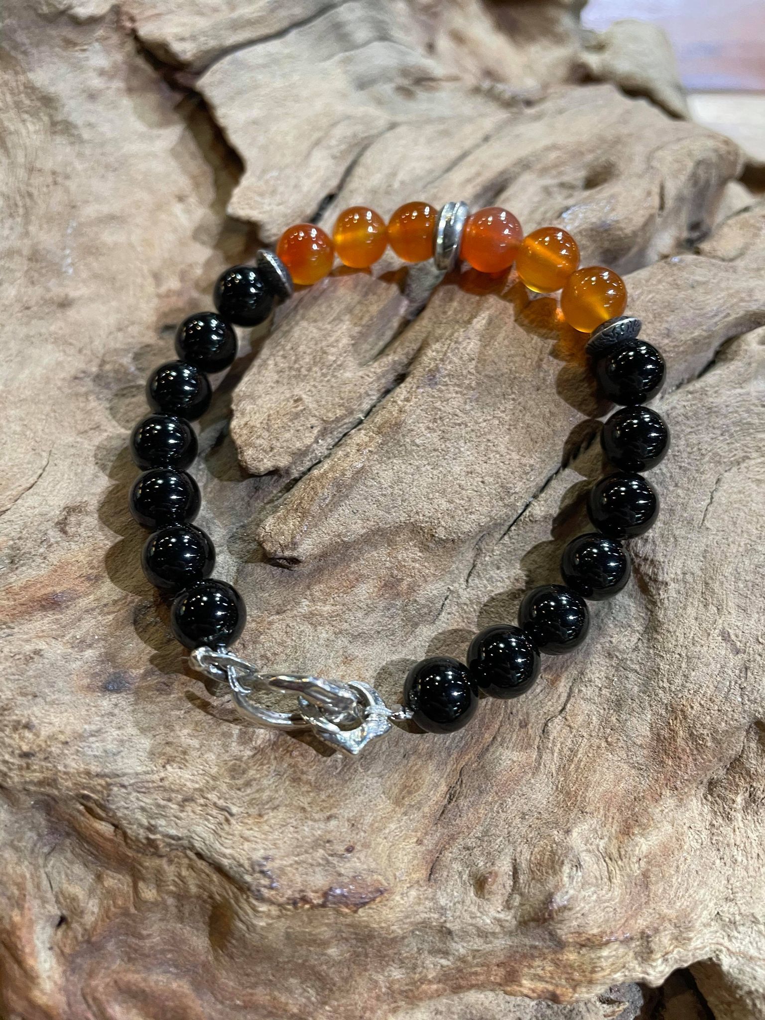 Black Venom Jewelry-8mm Black/Red Agate 黑紅瑪瑙串珠手鍊搭配閃電銀珠、鷹爪釦。