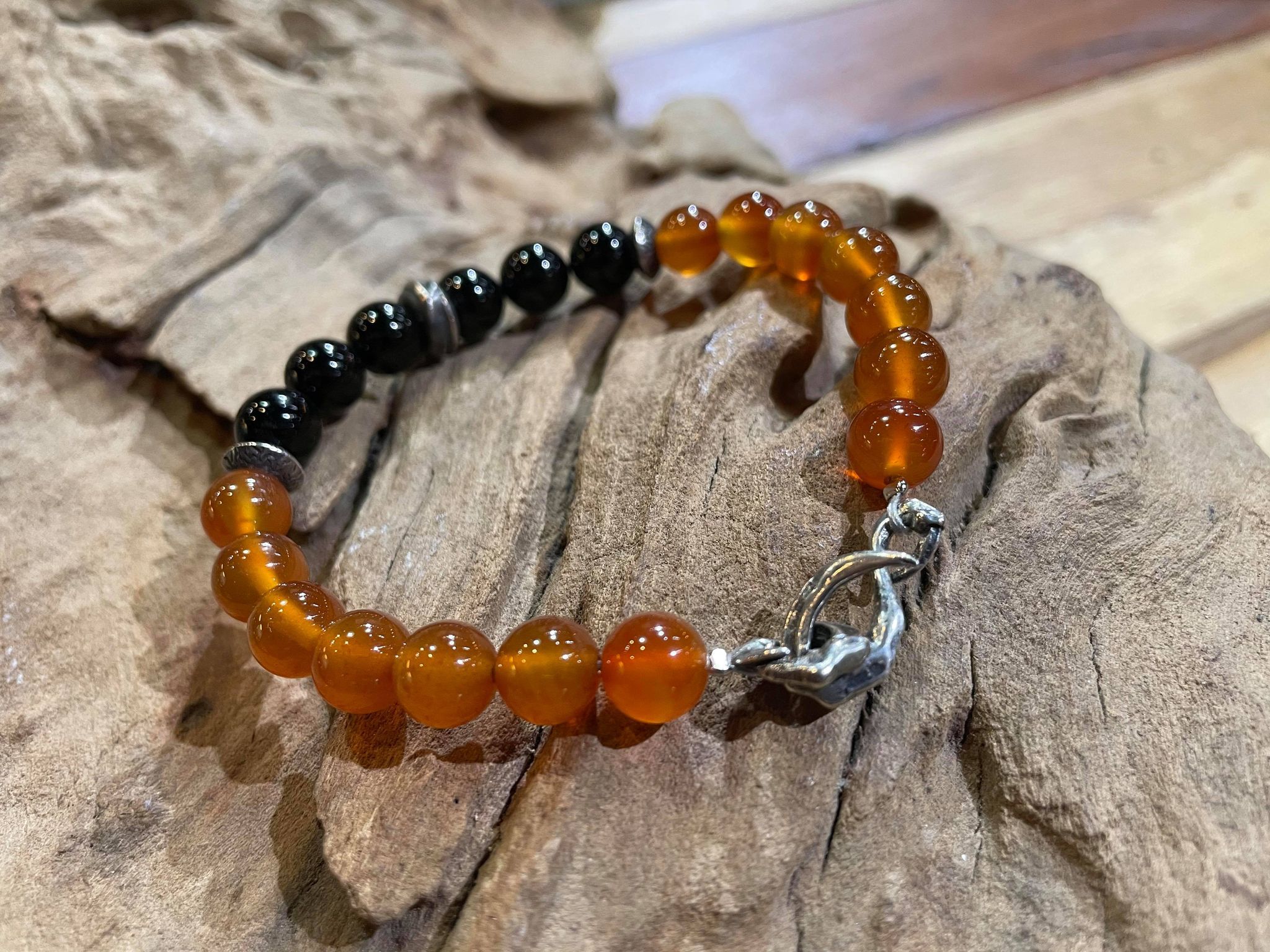 Black Venom Jewelry-8mm Black/Red Agate 黑紅瑪瑙串珠手鍊搭配閃電銀珠、鷹爪釦。