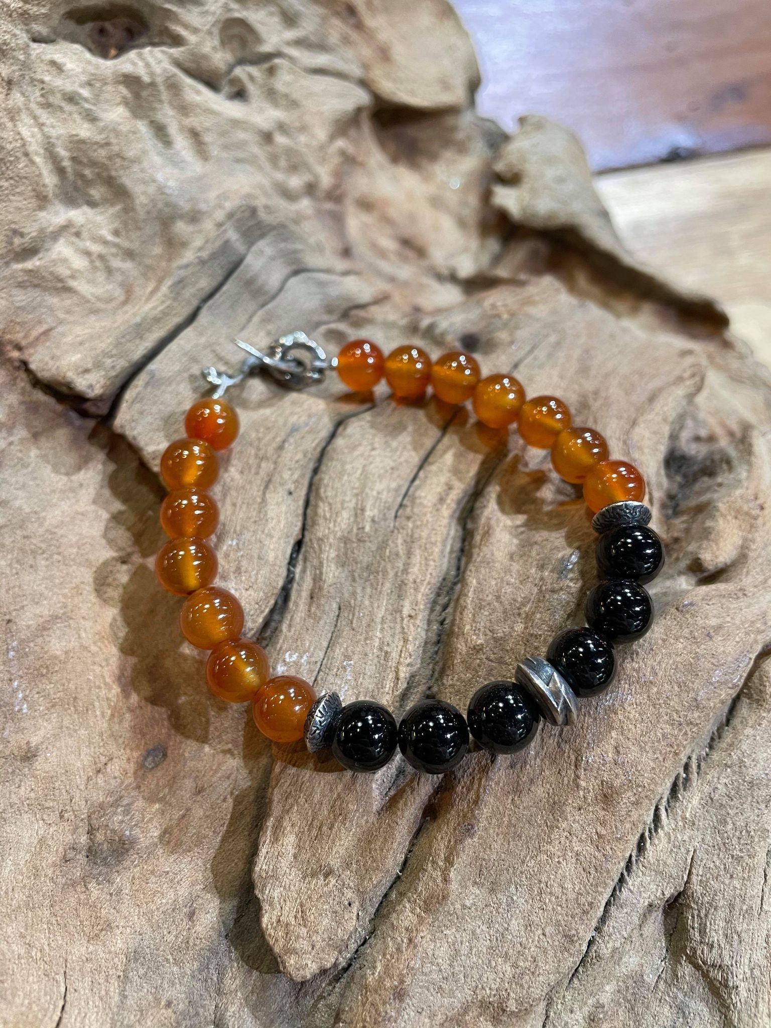 Black Venom Jewelry-8mm Black/Red Agate 黑紅瑪瑙串珠手鍊搭配閃電銀珠、鷹爪釦。