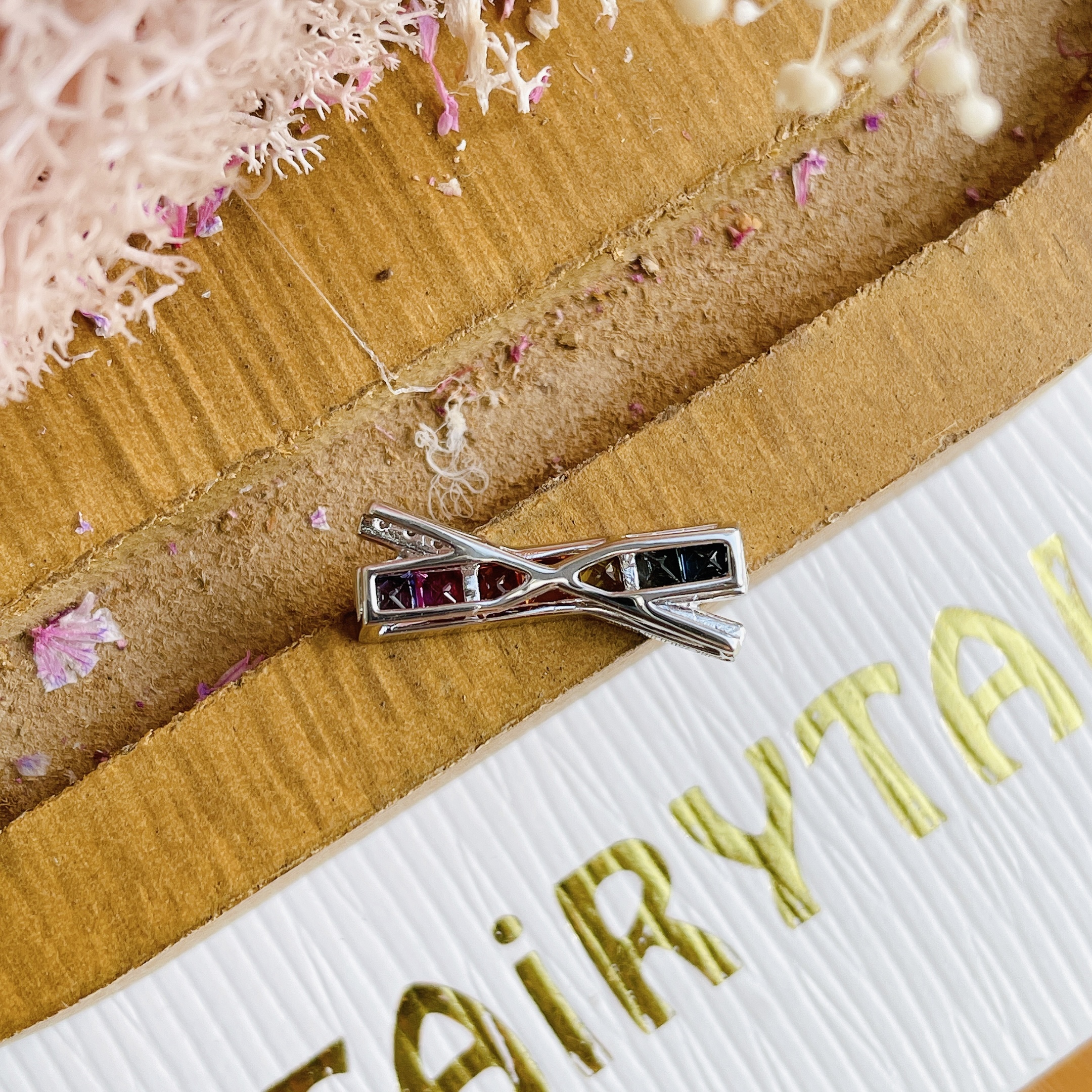 18K金彩虹藍寶石鑽石吊墜-交叉