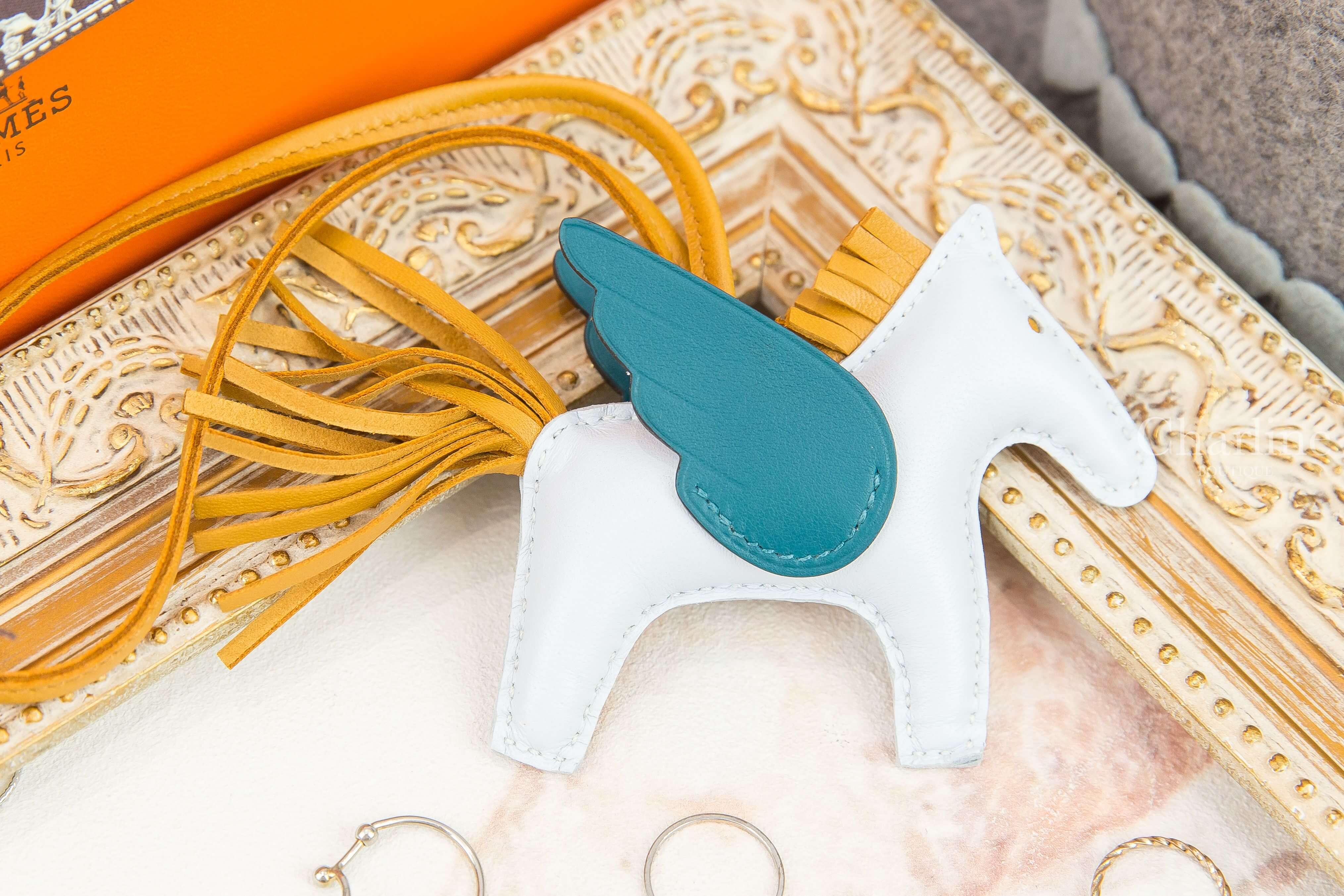 Hermès Rodeo PM Pegase 霧藜藍/芝麻黃/博斯普魯斯綠小型飛馬吊飾-Charline Boutique 精品代購