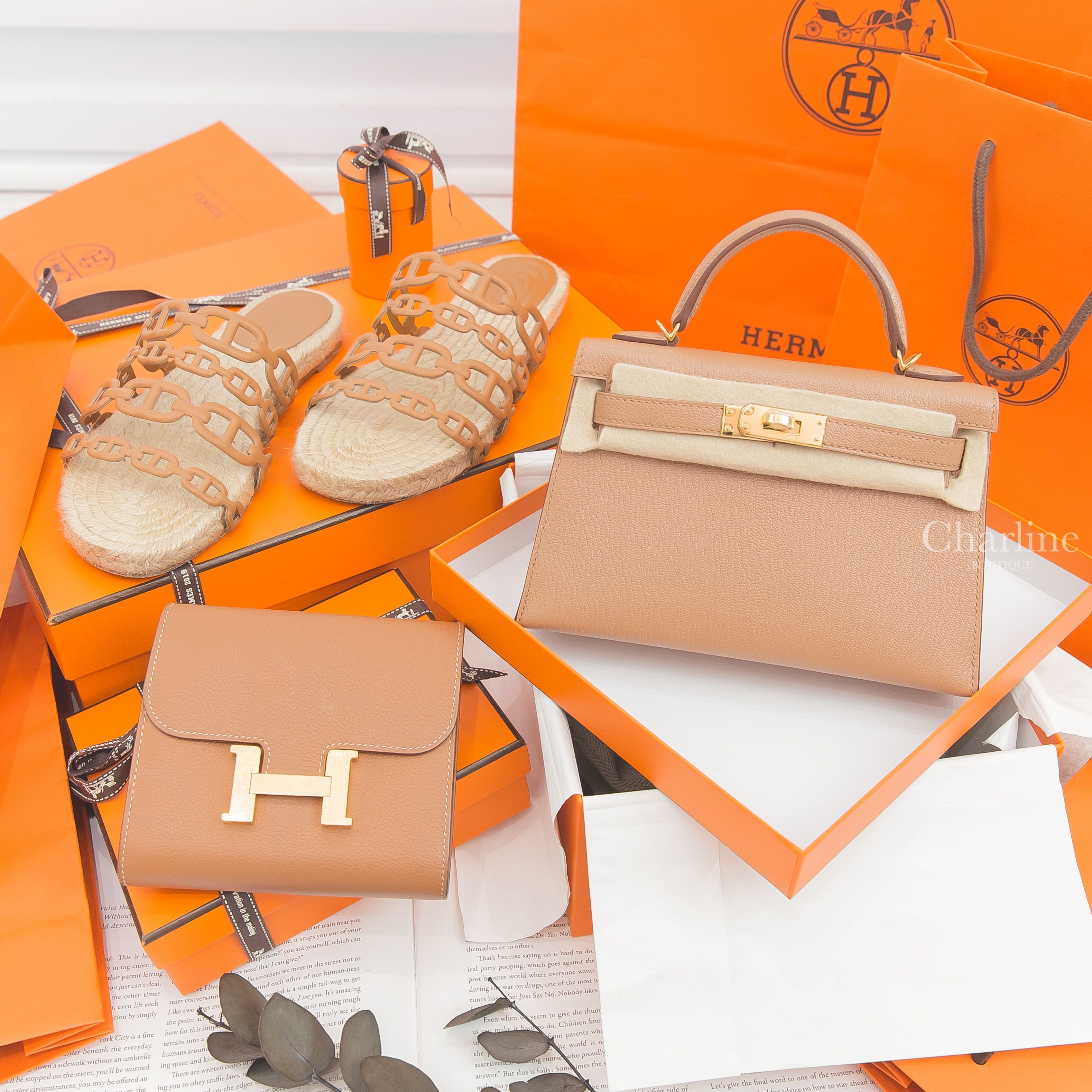 Hermès Mini Kelly 2J Quebracho Chevre Mysore 雀木色金釦迷你凱莉包,Hermes Constance Compact 37 Gold 焦糖色金釦短夾-Charline Boutique 精品代購