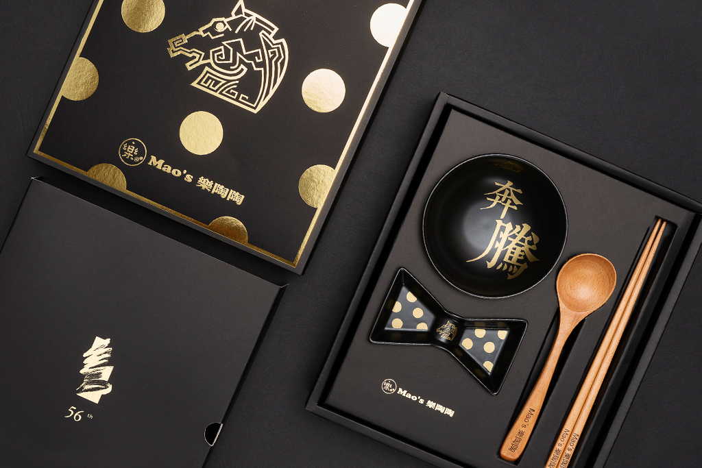 台北金馬影展「 第56屆金馬獎」 指定貴賓禮品，「金馬奔騰碗碟組」。