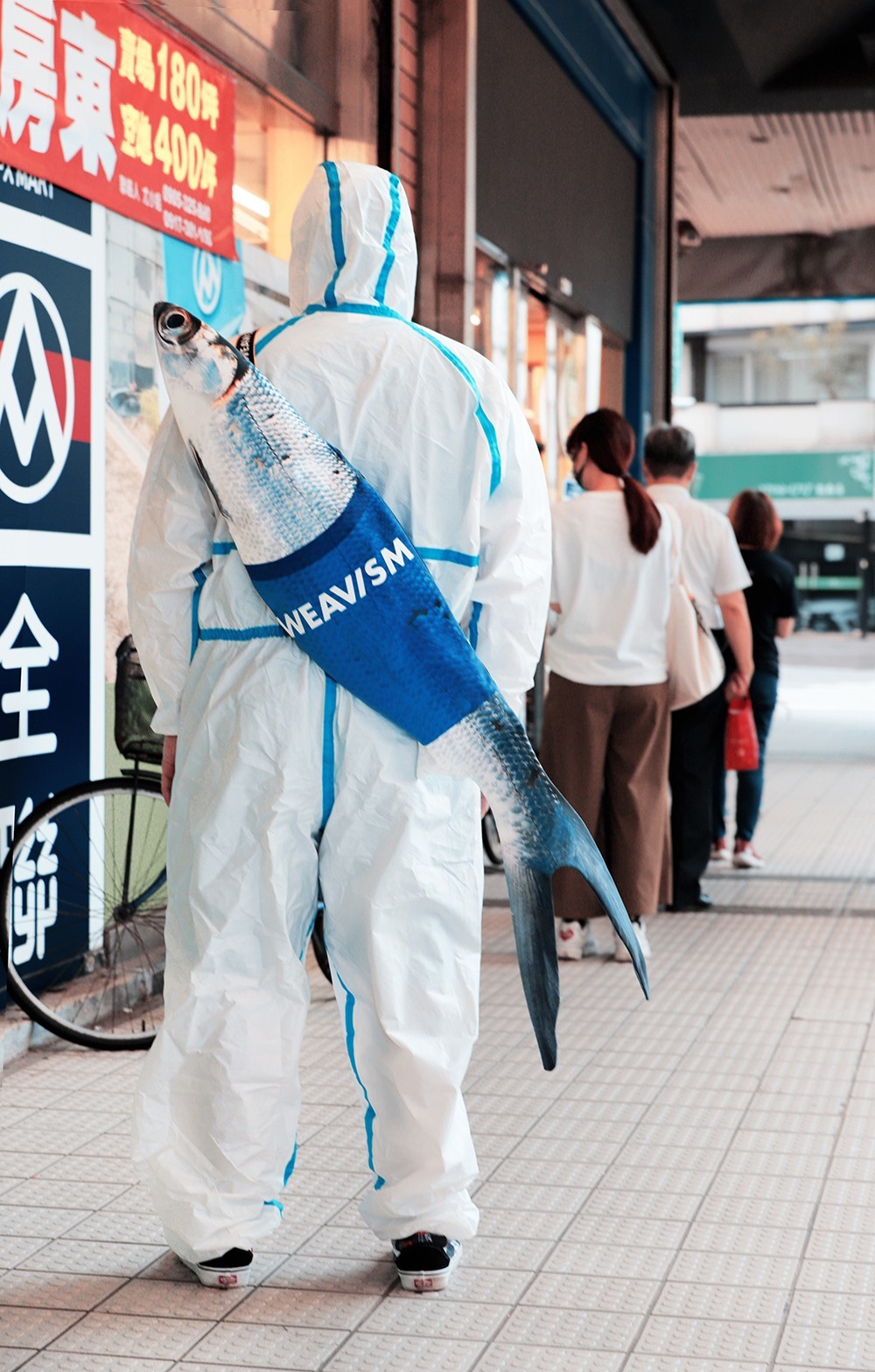 今天疫情確診人數……那我們來群聚好了