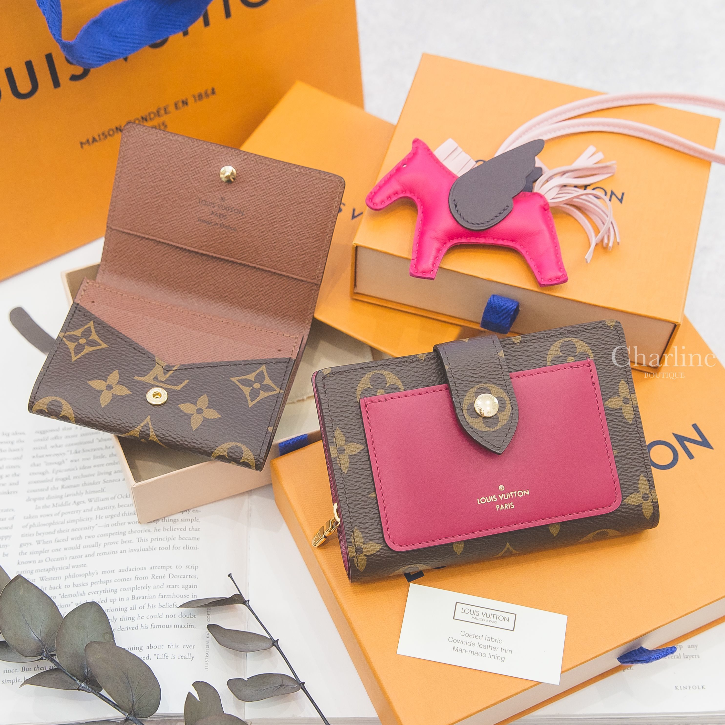 Louis Vuitton Wallet 咖啡色老花帆布拼接紫紅色牛皮扣式卡片拉鍊零錢短夾,Louis Vuitton 咖啡色老花帆布扣式卡片零錢夾,Hermès 覆盆莓紅/櫻花粉/馬鞍紅飛馬吊飾-Charline Boutique 精品代購