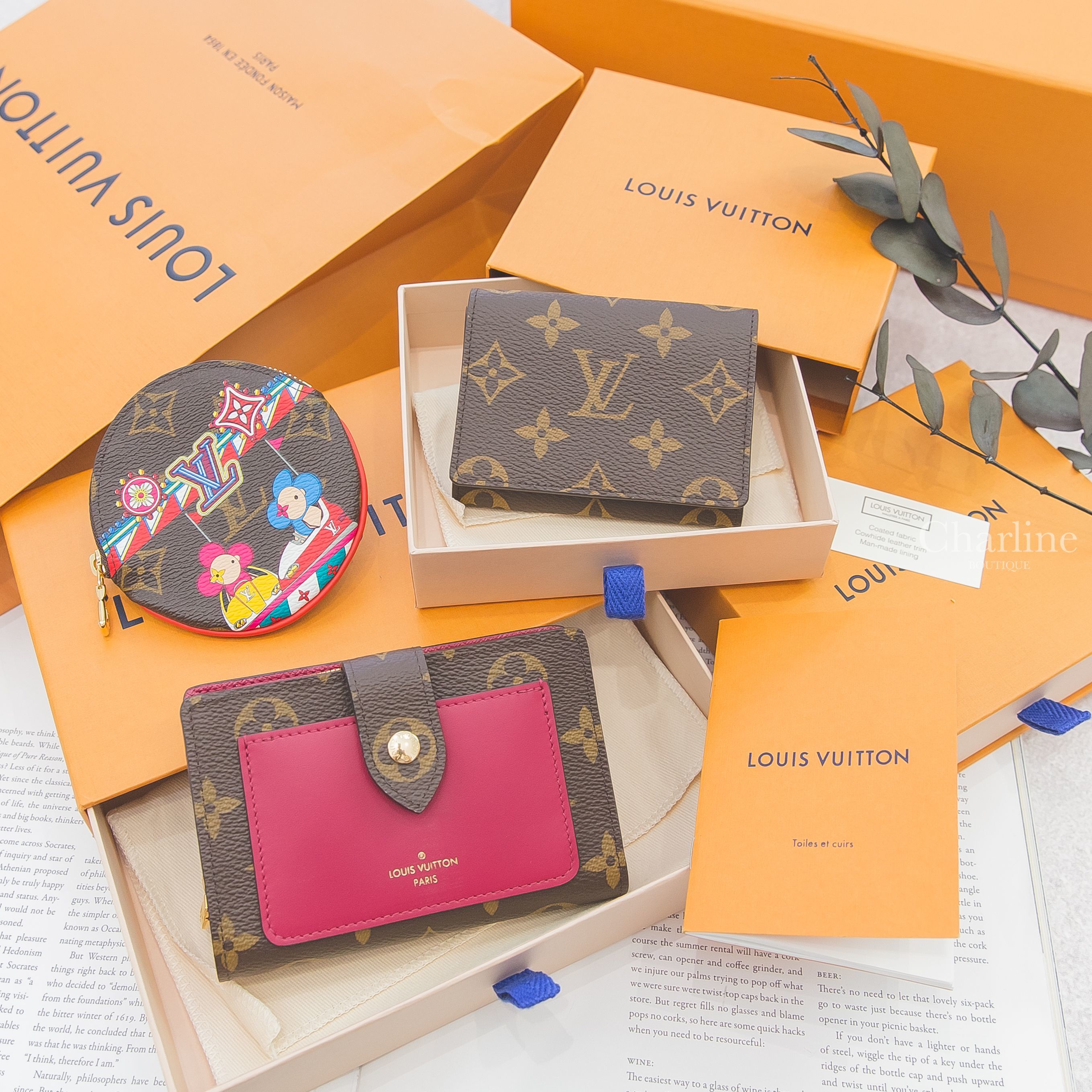 Louis Vuitton 咖啡色老花帆布拼接紫紅色牛皮扣式卡片拉鍊零錢短夾,Louis Vuitton 咖啡色老花帆布扣式卡片零錢夾,Louis Vuitton 咖啡色老花遊樂園系列圓型拉鏈零錢包-Charline Boutique 精品代購