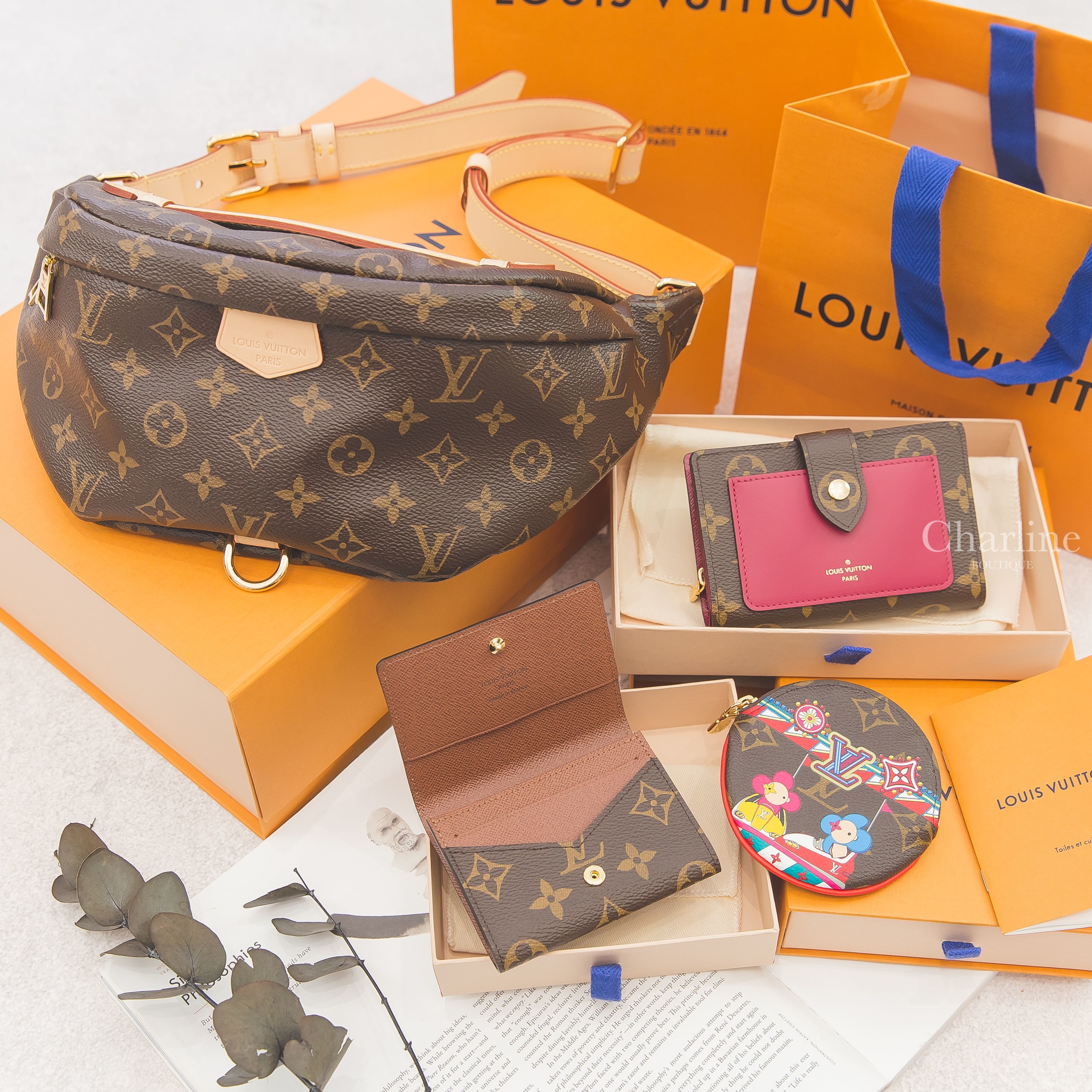 Louis Vuitton 咖啡色老花帆布拼接紫紅色牛皮扣式卡片拉鍊零錢短夾,LV 咖啡色老花帆布扣式卡片零錢夾,LV 咖啡色老花遊樂園系列圓型拉鏈零錢包,LV 咖啡色手提腰包-Charline Boutique 精品代購