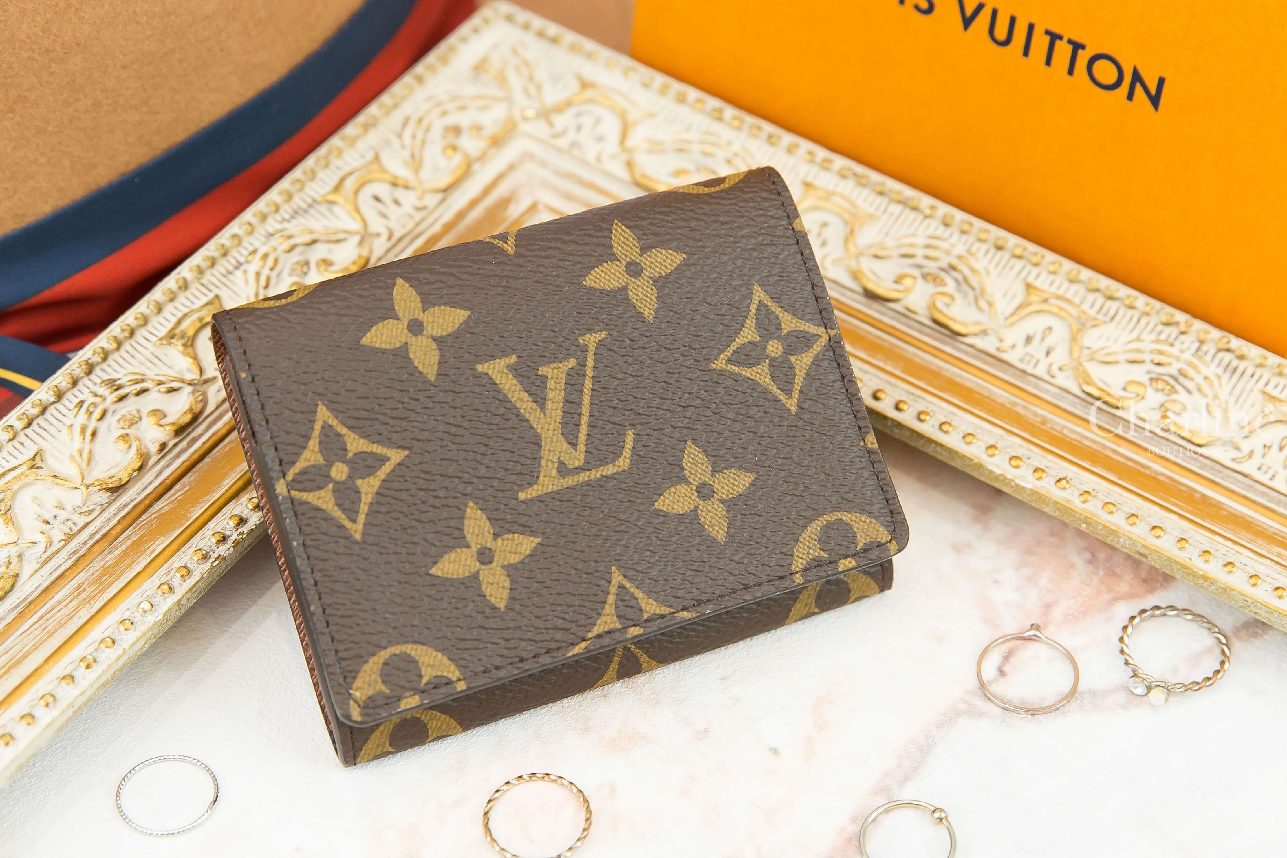 Louis Vuitton Enveloppe Carte De Visite 咖啡色老花帆布扣式卡片零錢夾-Charline Boutique 精品代購