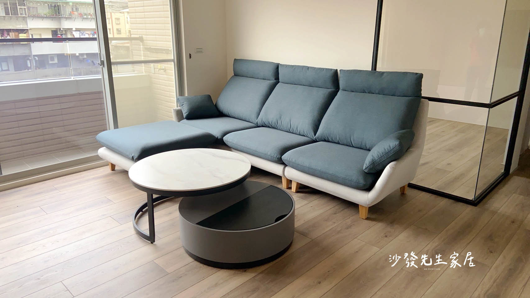 雖然沙發都有經過專業的加工處理，但後續的身處環境及維護保養也是很重要的