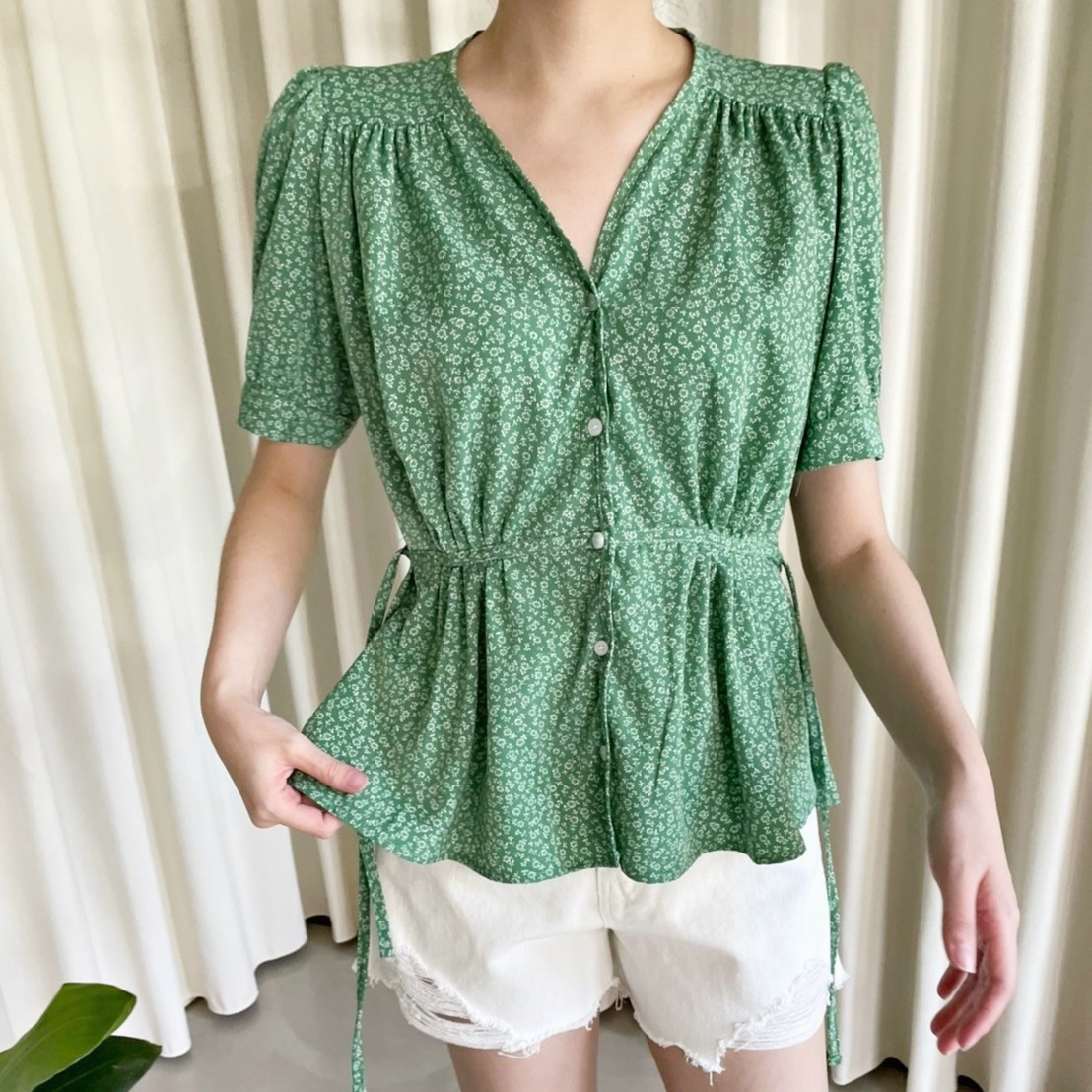 5W02 夏日碎花V領綁帶上衣 綠色