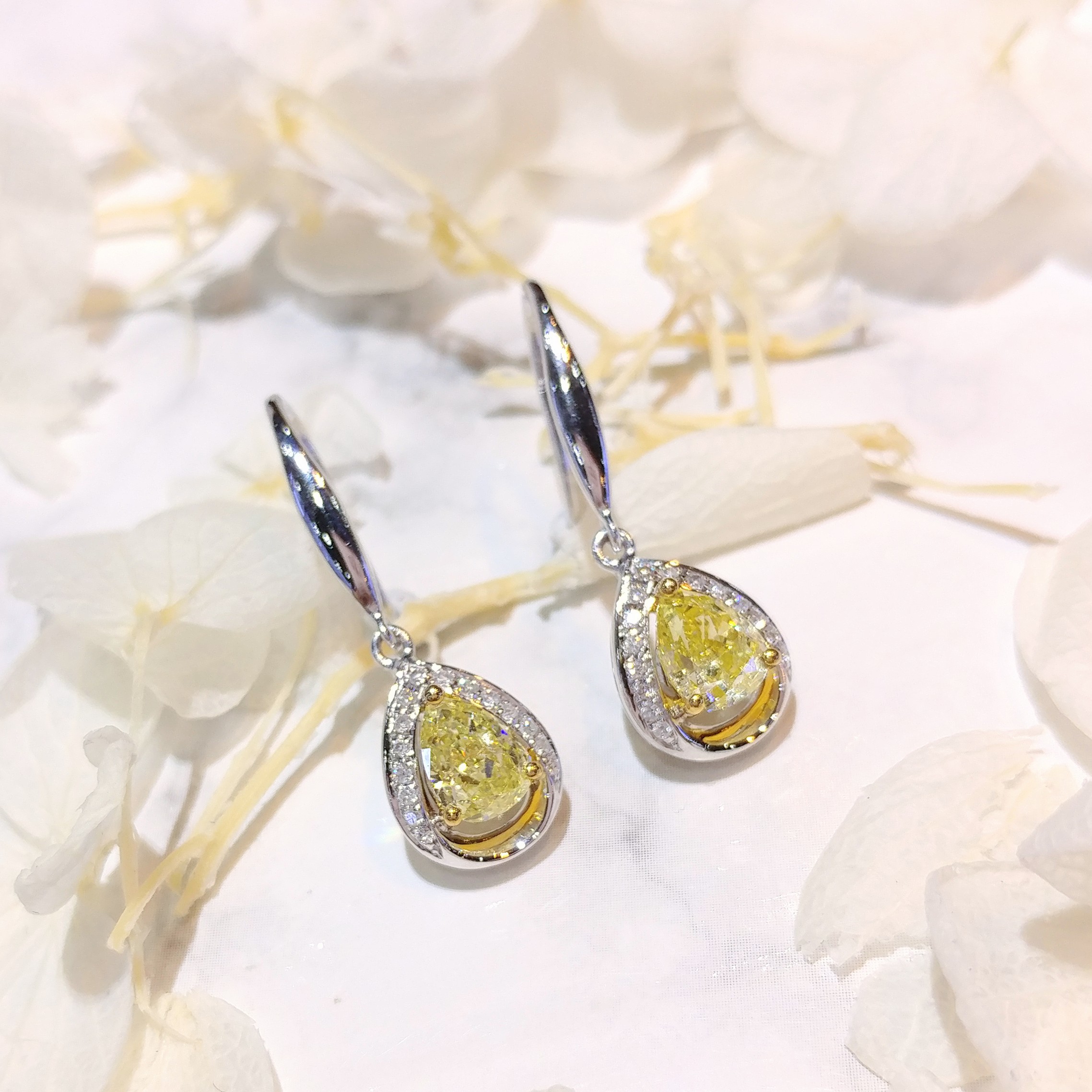 全新18K金【主石1卡10份梨形彩黃鑽石】配小鑽共1卡19份鑽石吊耳環