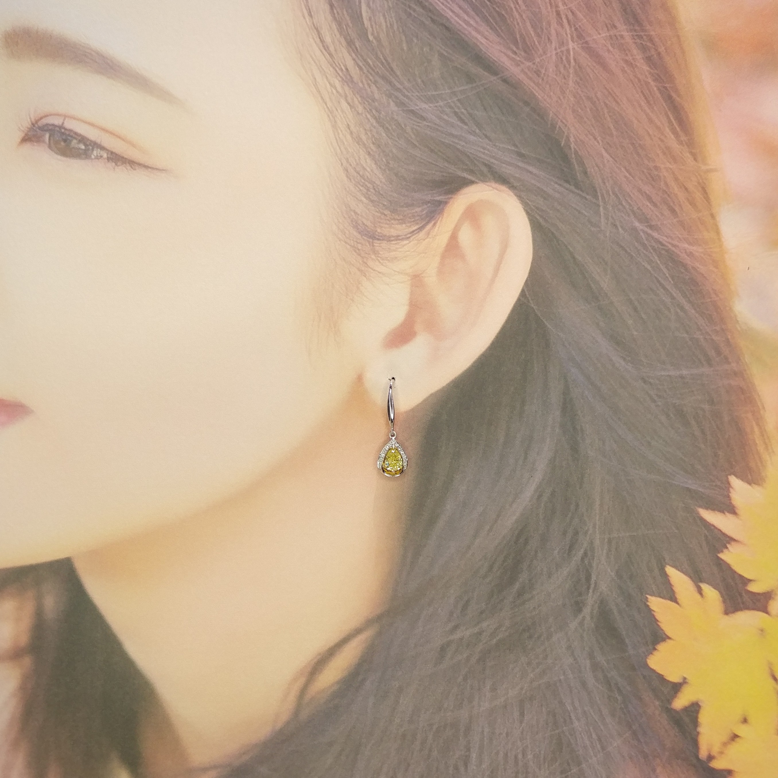 全新18K金【主石1卡10份梨形彩黃鑽石】配小鑽共1卡19份鑽石吊耳環