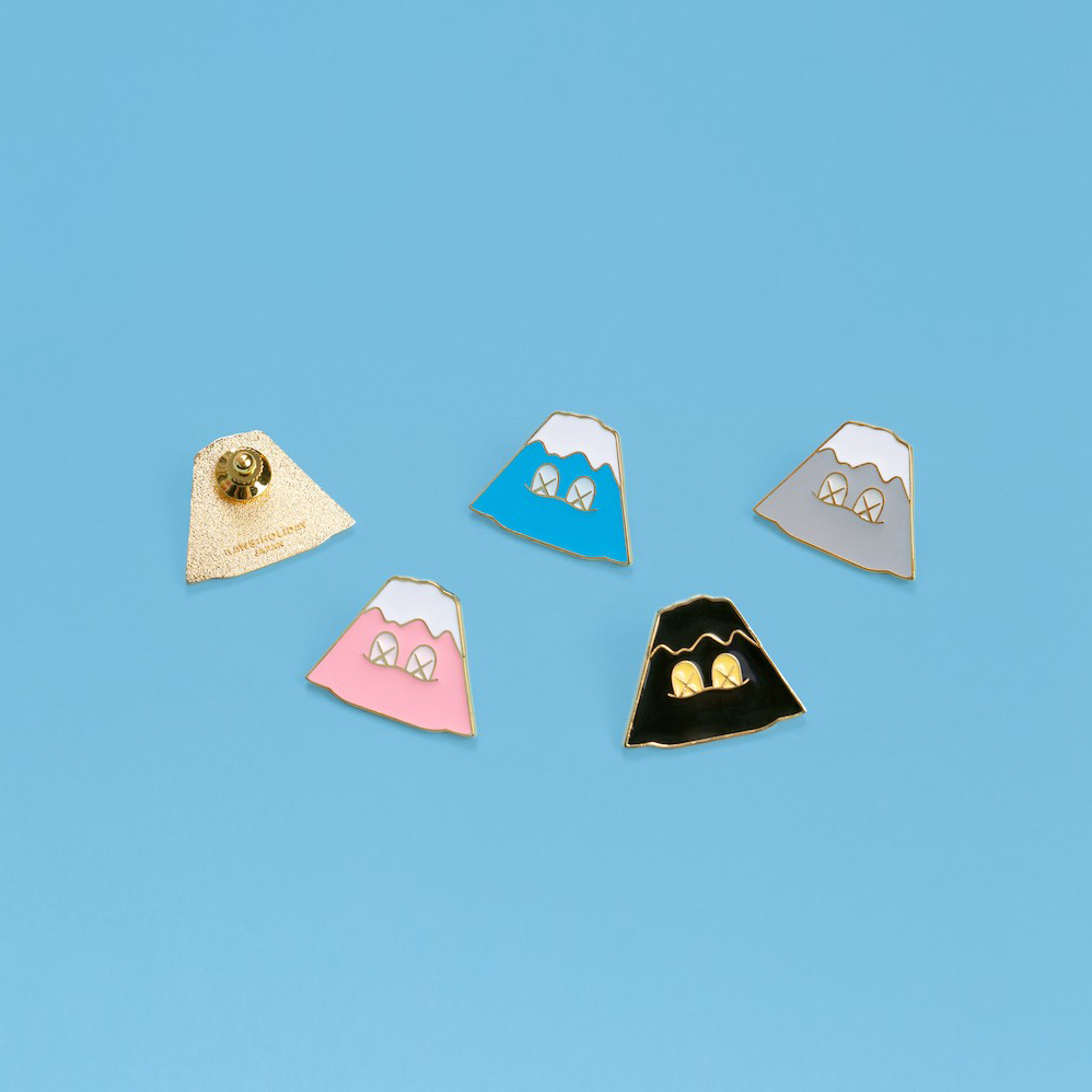 【 潮流小物 | KAWS:HOLIDAY JAPAN限定徽章 - 4入一組  】