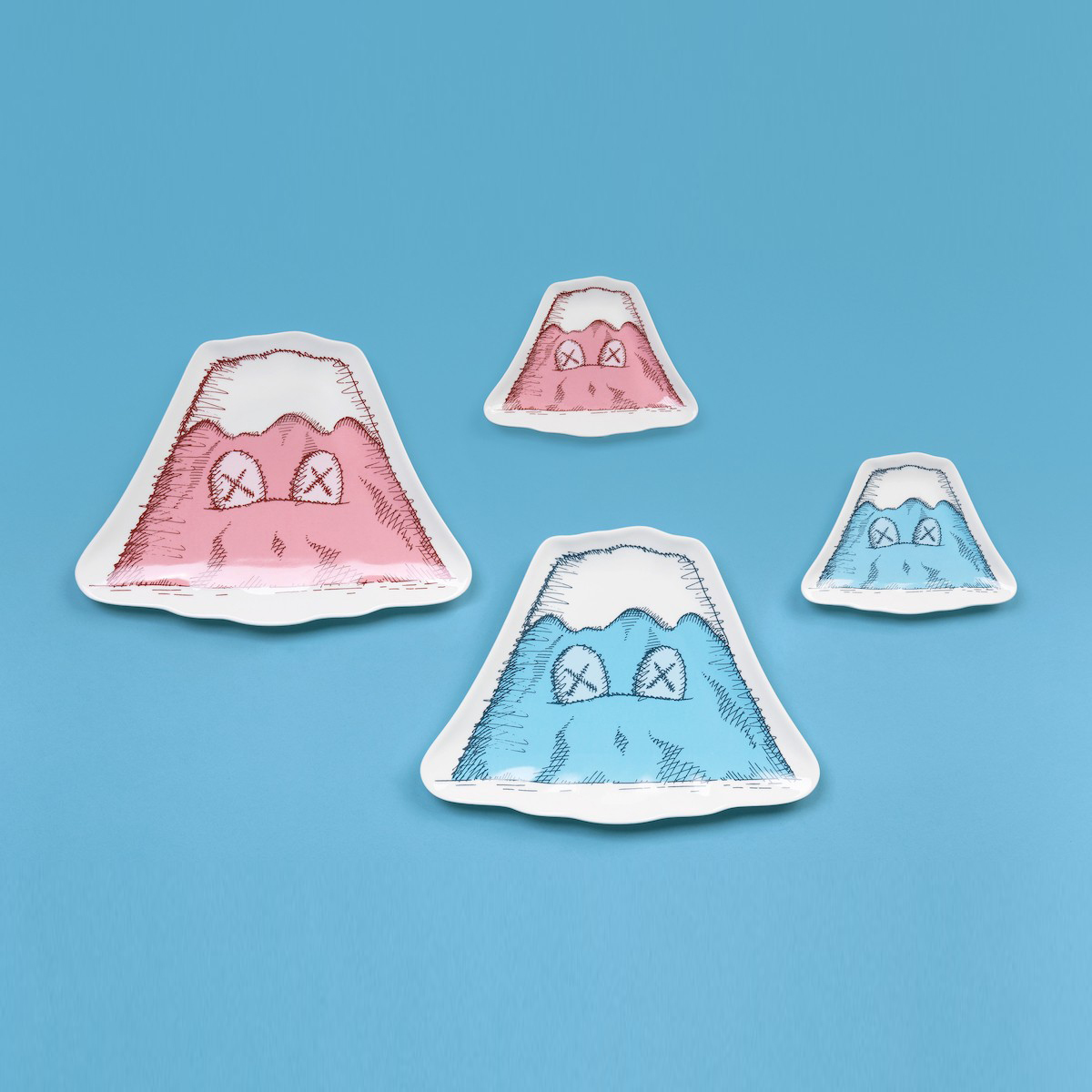 【 潮流小物 | KAWS:HOLIDAY JAPAN限定瓷盤組 - 四入一組 】