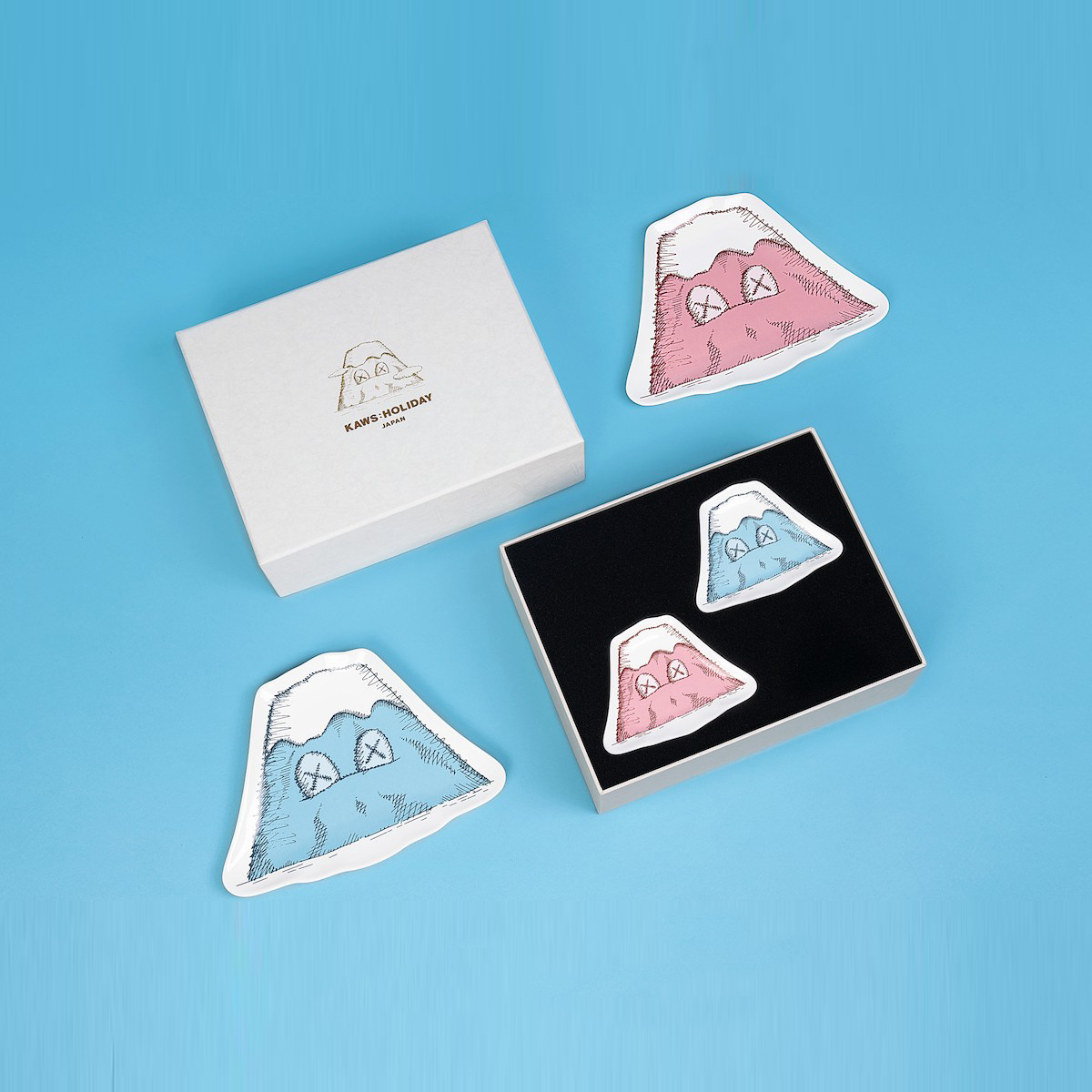 【 潮流小物 | KAWS:HOLIDAY JAPAN限定瓷盤組 - 四入一組 】