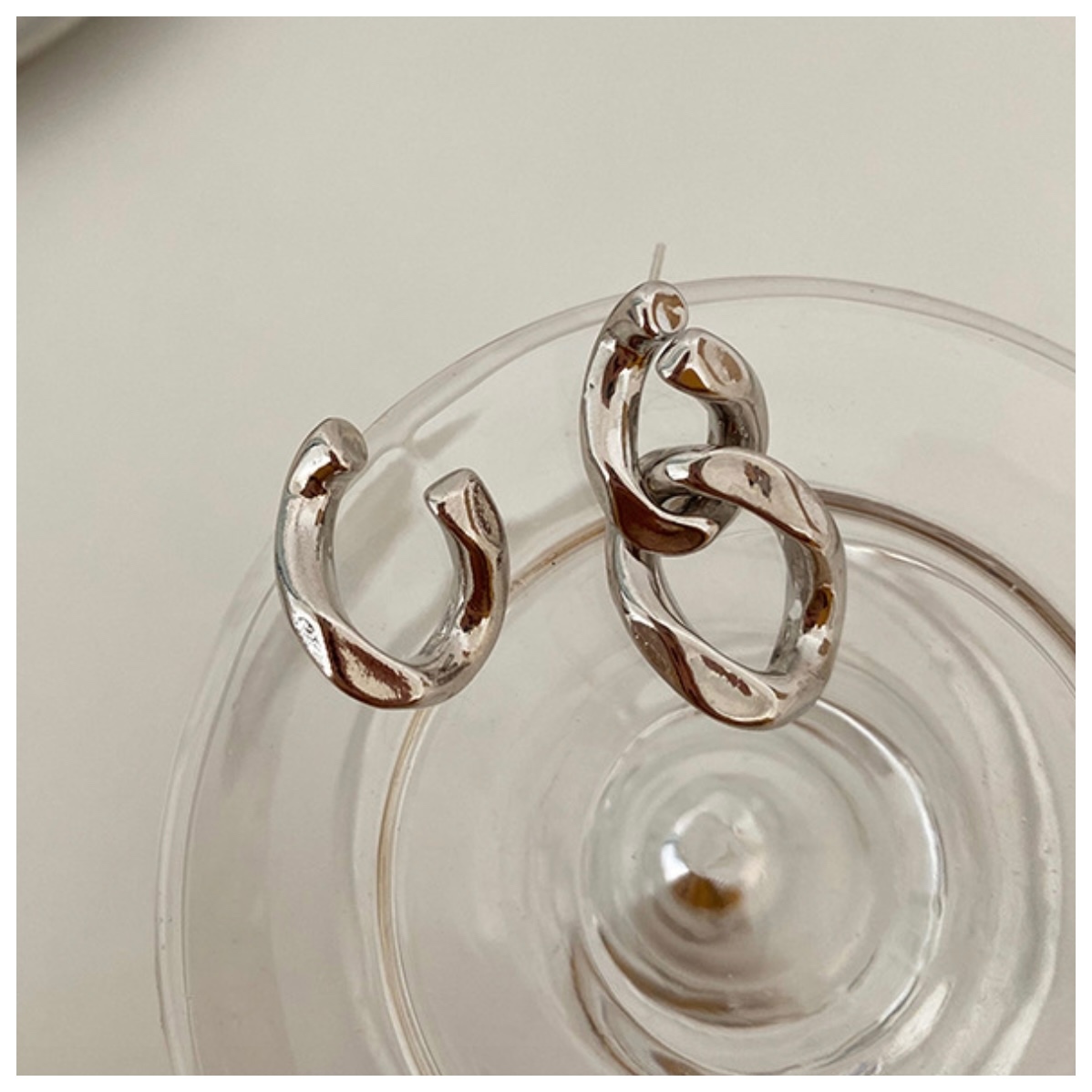 肆玥xAllure不對稱金屬個性垂掛耳環 金//銀